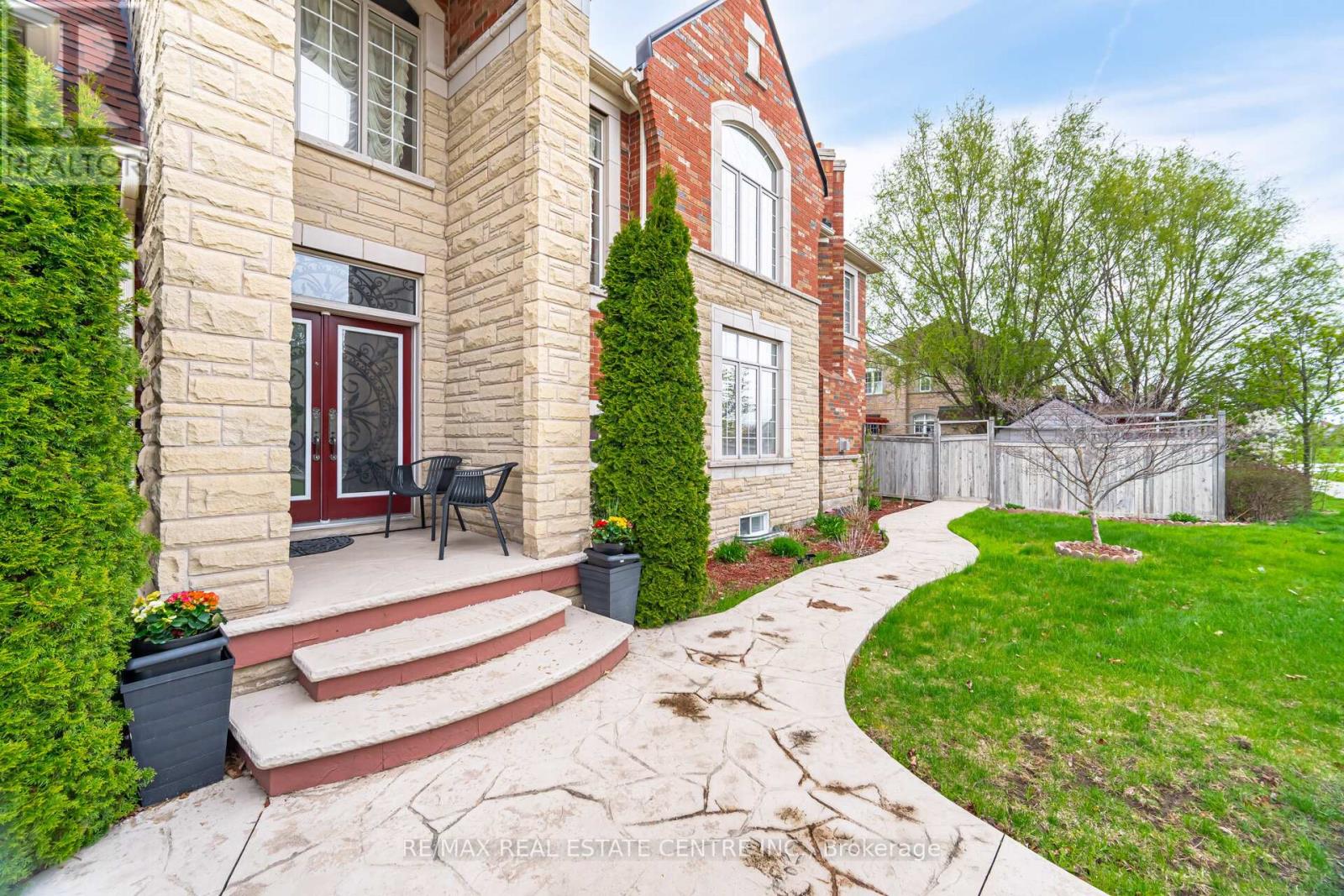 3401 Hideaway Place, Mississauga, Ontario  L5M 0A7 - Photo 4 - W12935374