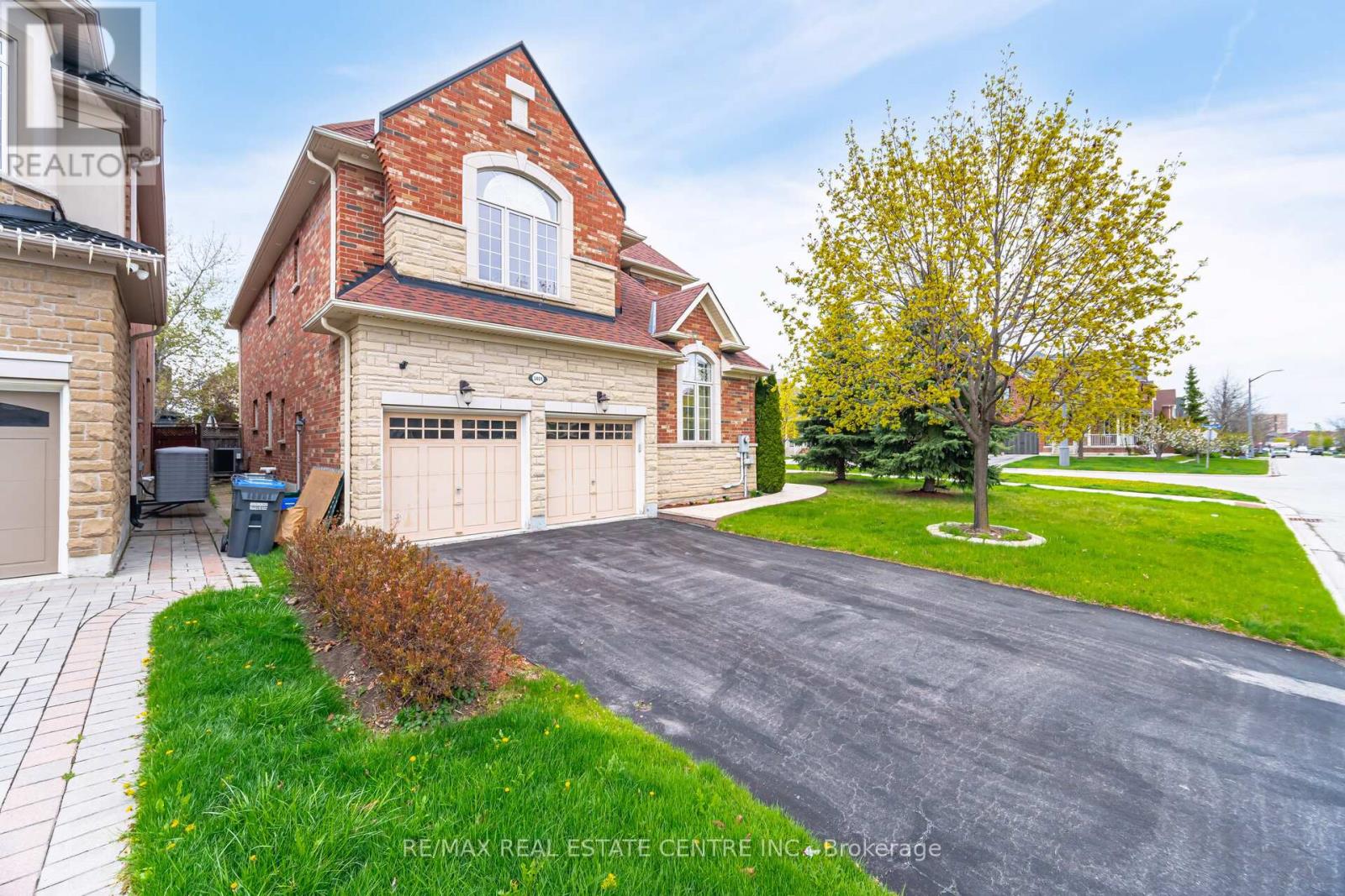 3401 Hideaway Place, Mississauga, Ontario  L5M 0A7 - Photo 5 - W12935374