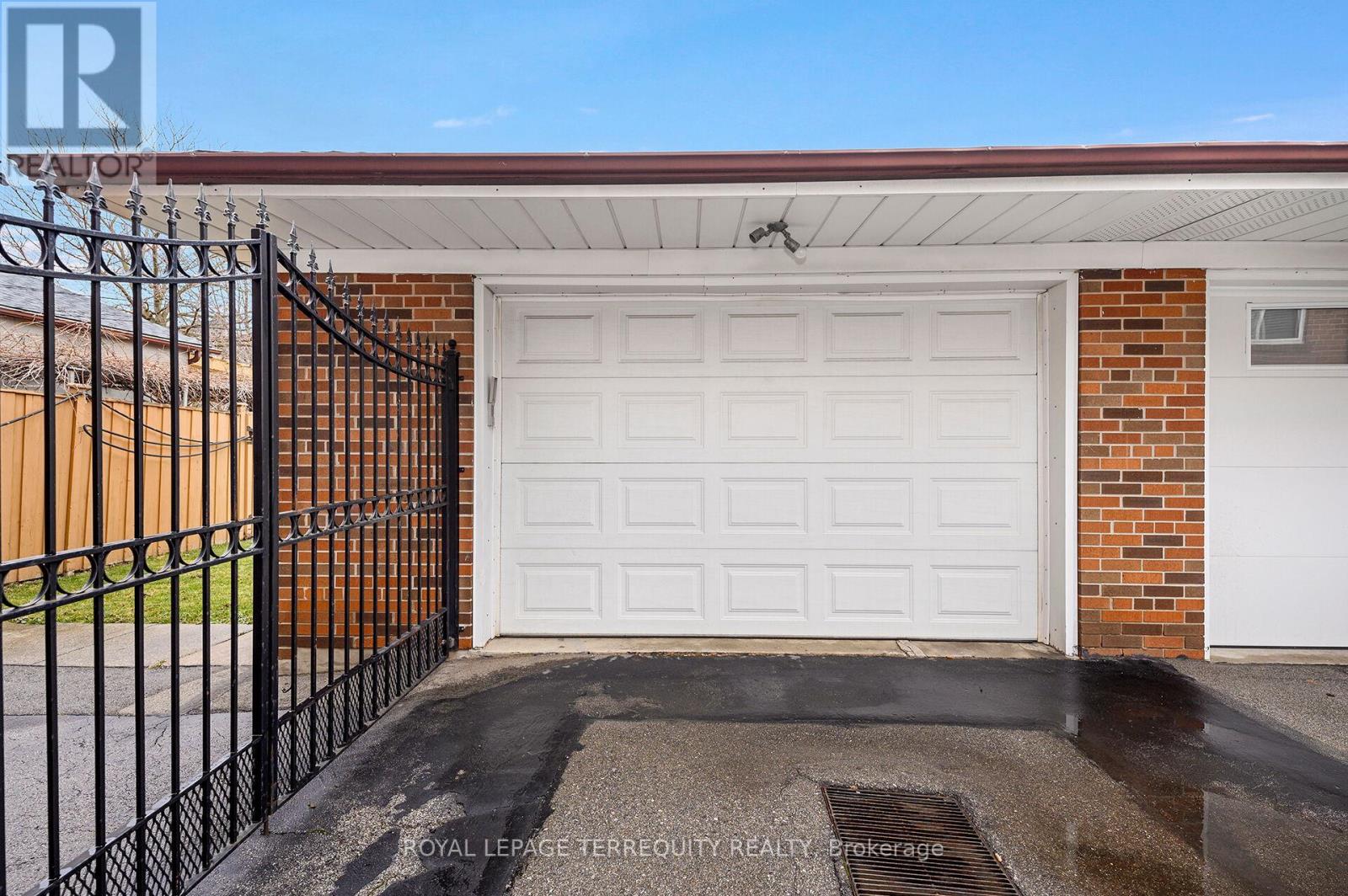 27 Gotham Court, Toronto, Ontario  M6M 2N9 - Photo 32 - W12935392