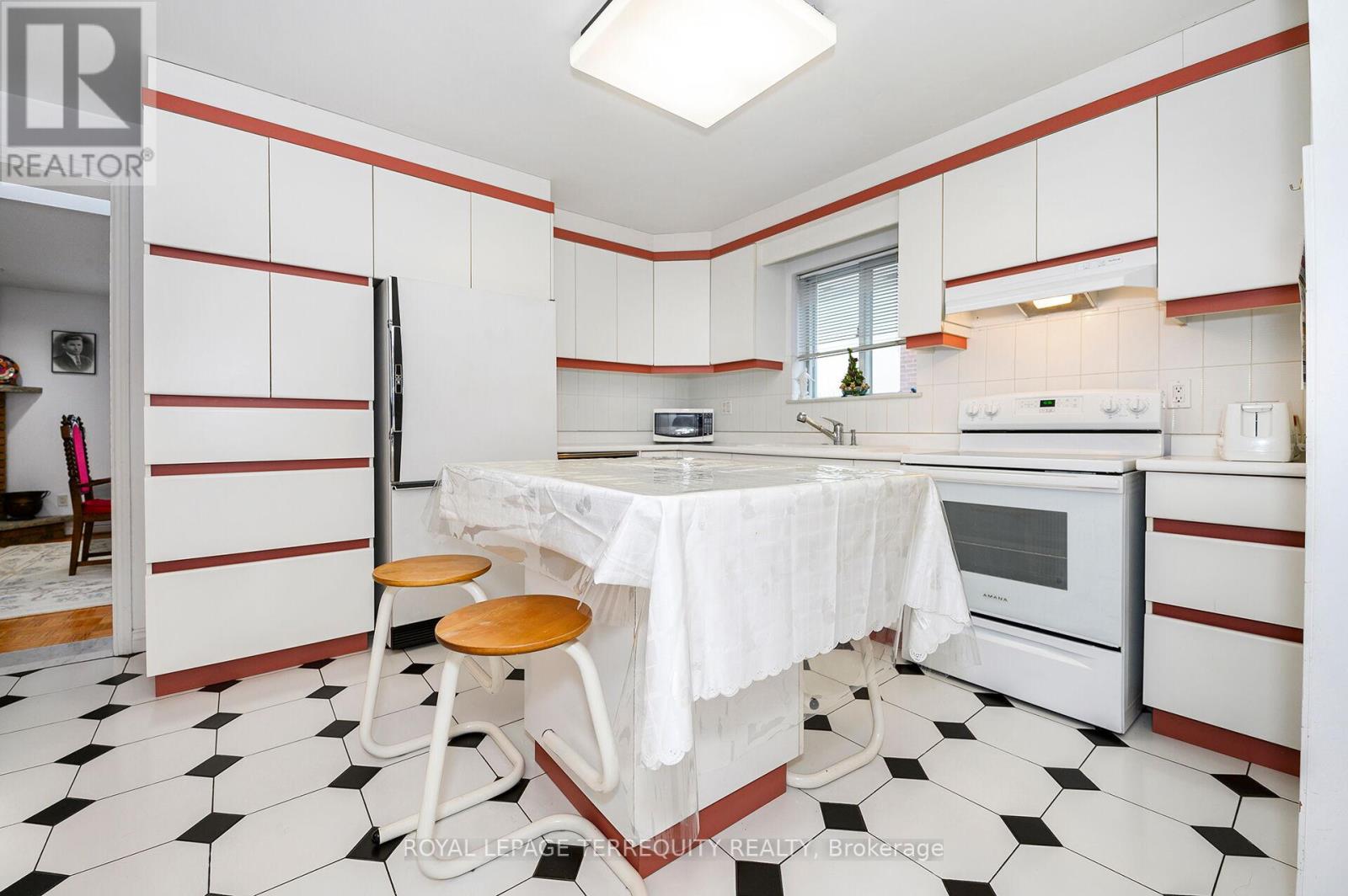 27 Gotham Court, Toronto, Ontario  M6M 2N9 - Photo 8 - W12935392