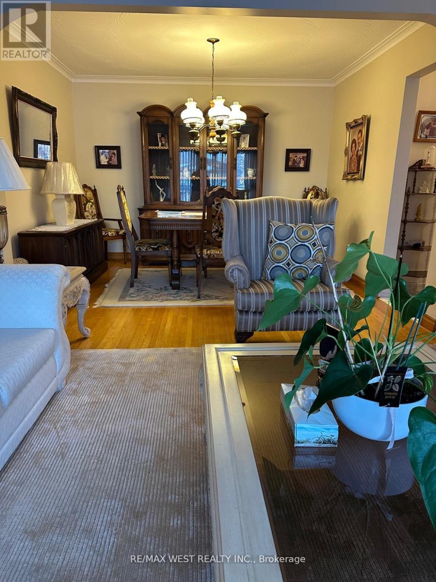 74 Elana Drive, Toronto, Ontario  M3N 2C2 - Photo 11 - W12935538