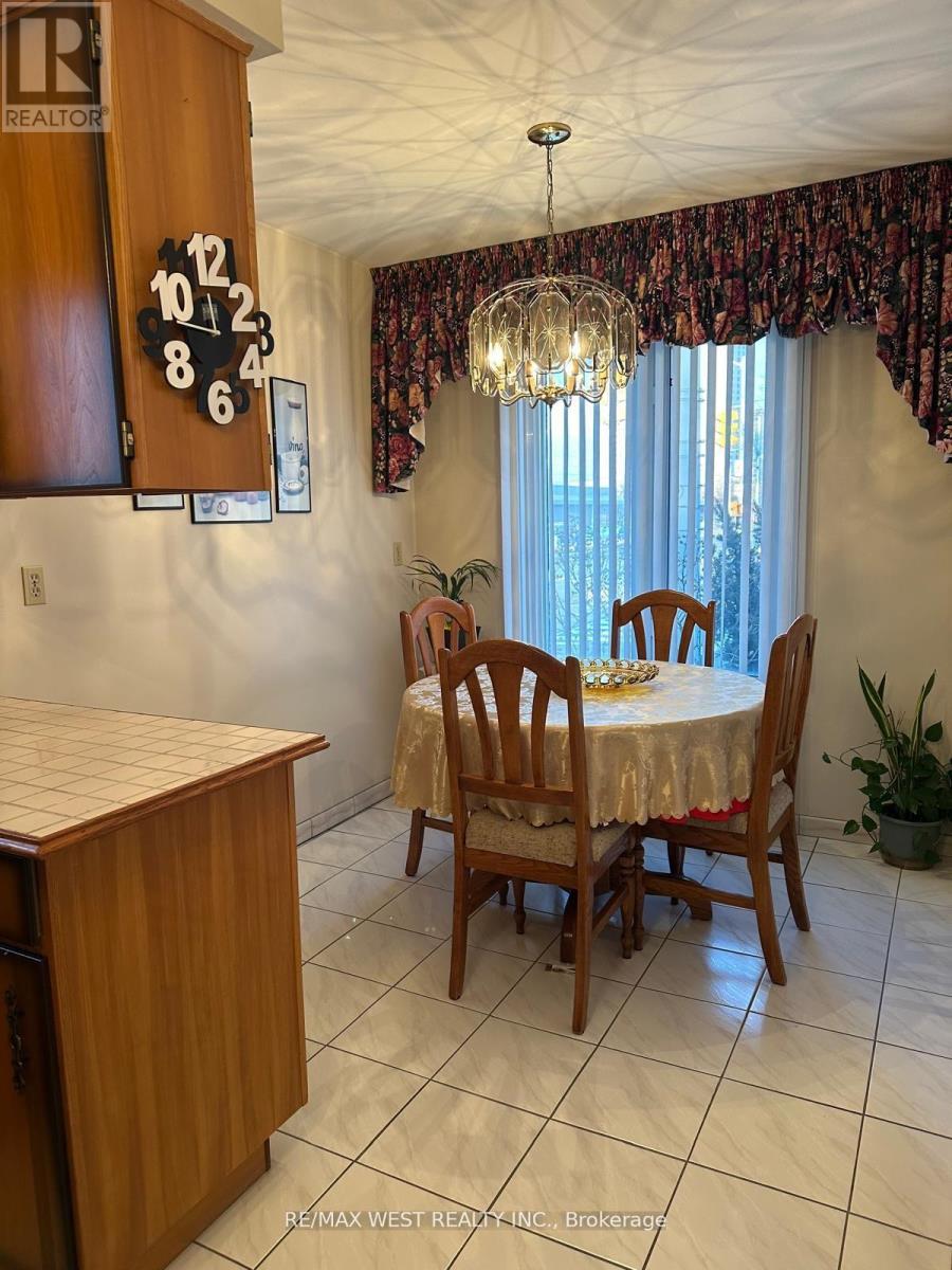 74 Elana Drive, Toronto, Ontario  M3N 2C2 - Photo 13 - W12935538