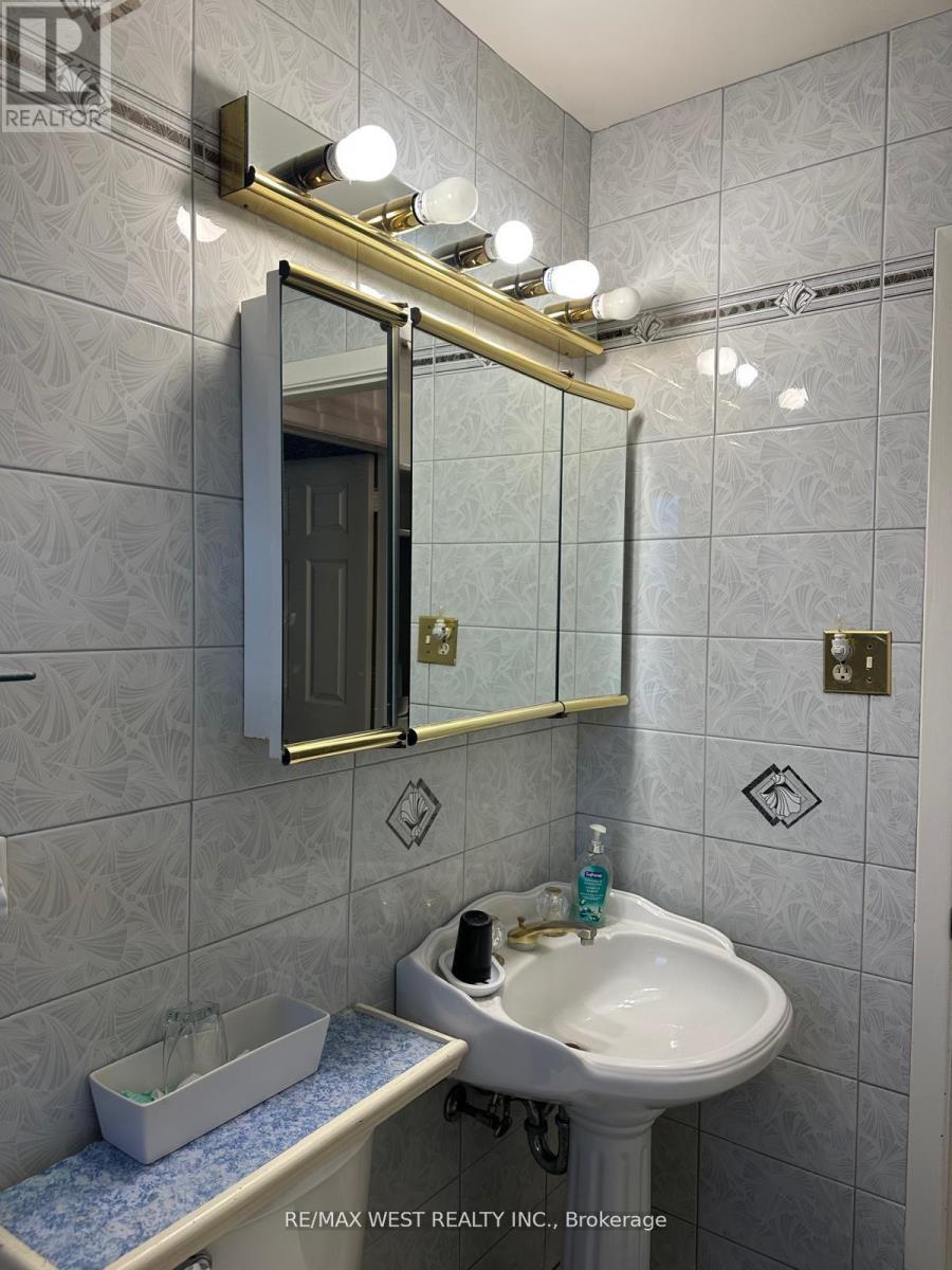 74 Elana Drive, Toronto, Ontario  M3N 2C2 - Photo 23 - W12935538