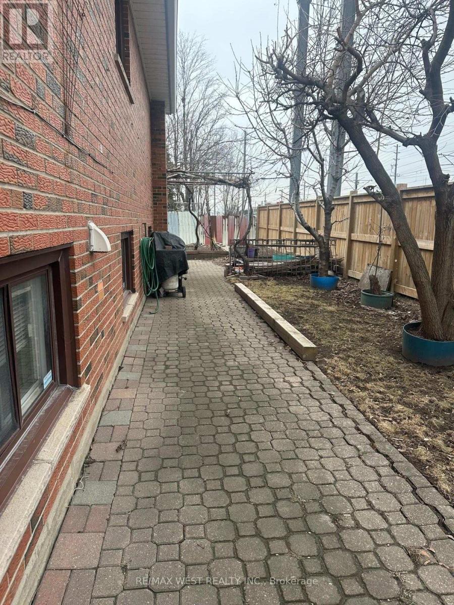 74 Elana Drive, Toronto, Ontario  M3N 2C2 - Photo 3 - W12935538