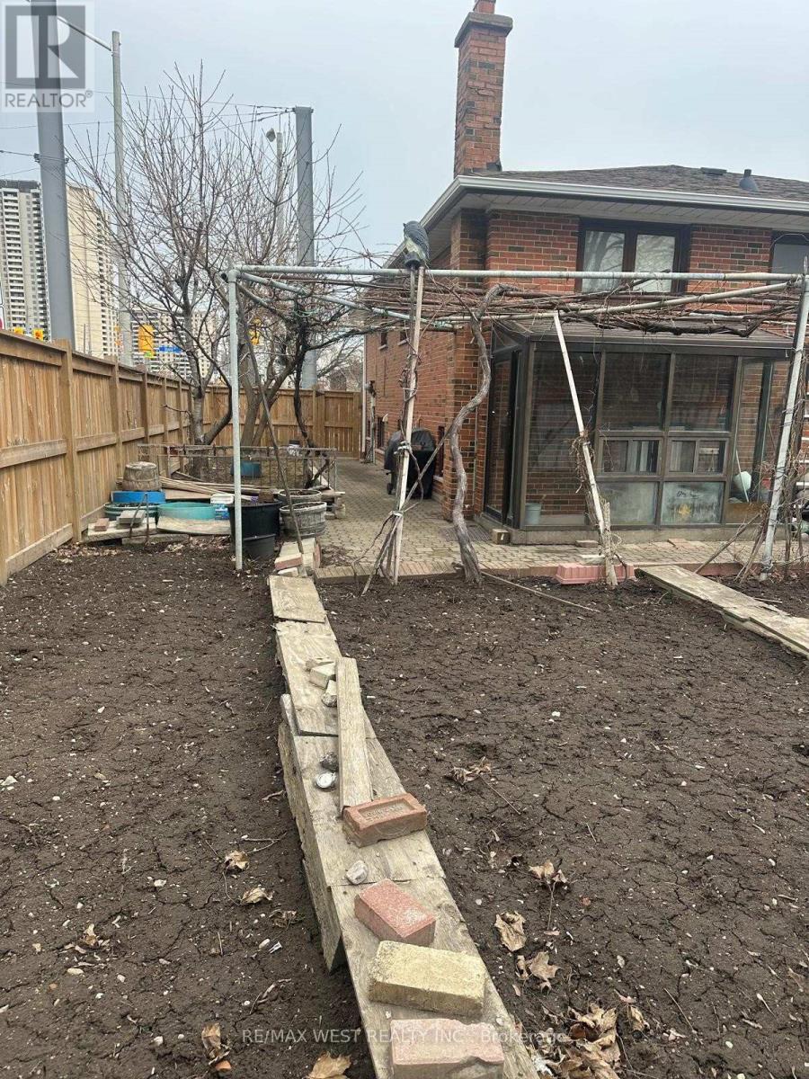 74 Elana Drive, Toronto, Ontario  M3N 2C2 - Photo 4 - W12935538