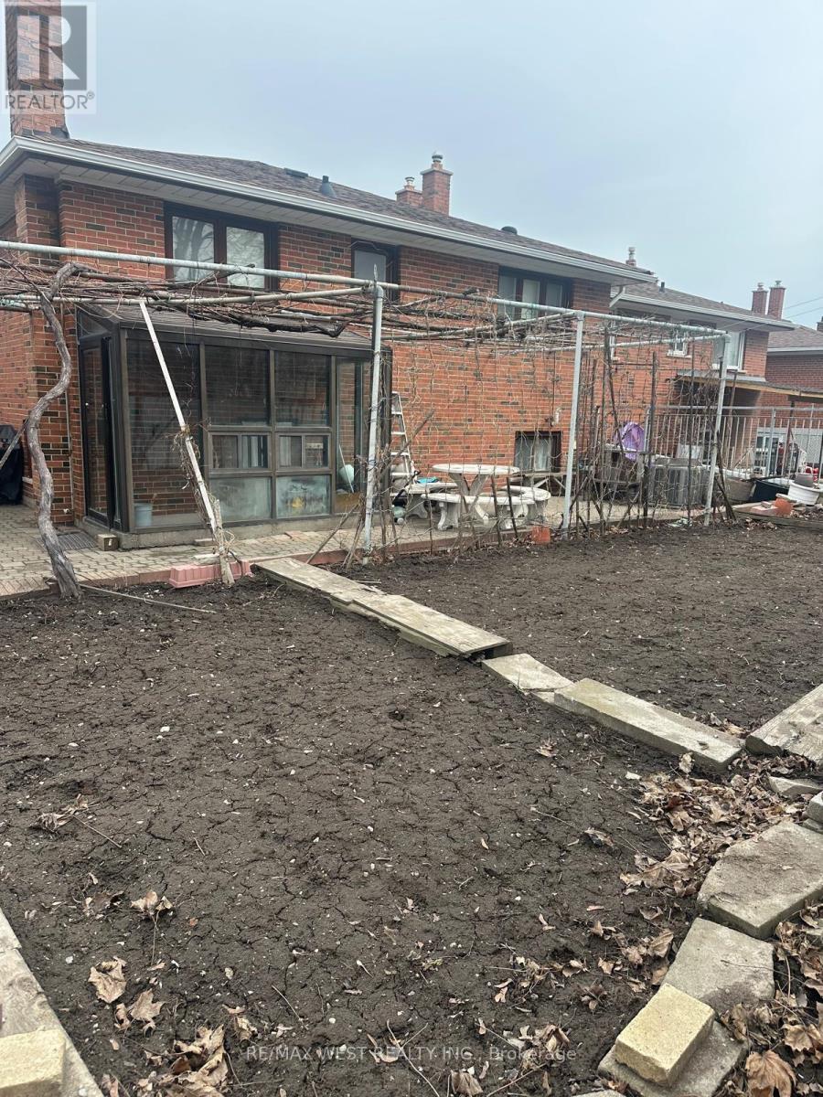 74 Elana Drive, Toronto, Ontario  M3N 2C2 - Photo 5 - W12935538