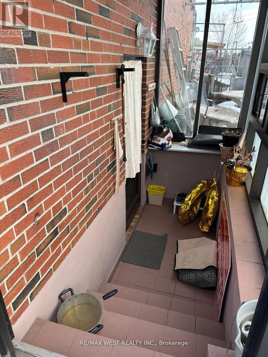 74 Elana Drive, Toronto, Ontario  M3N 2C2 - Photo 6 - W12935538