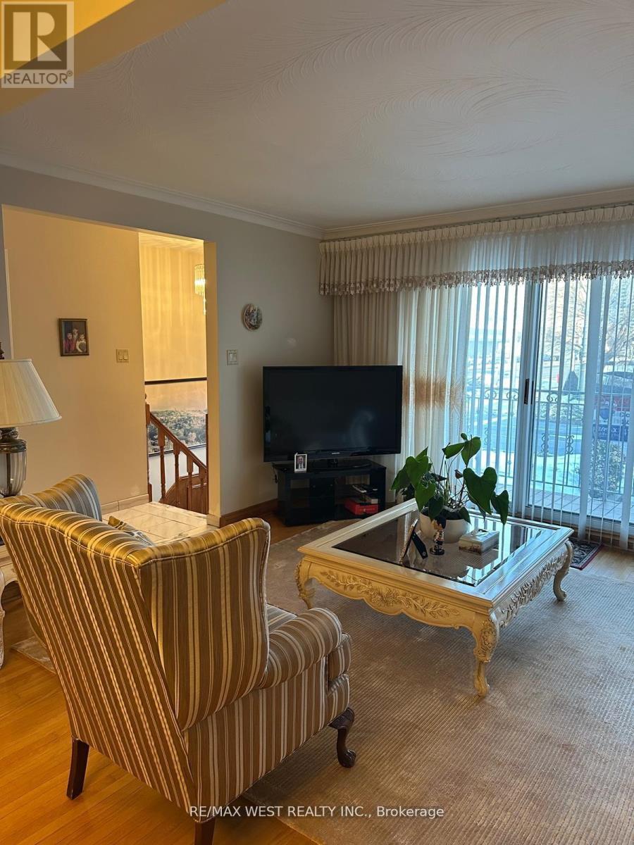 74 Elana Drive, Toronto, Ontario  M3N 2C2 - Photo 8 - W12935538