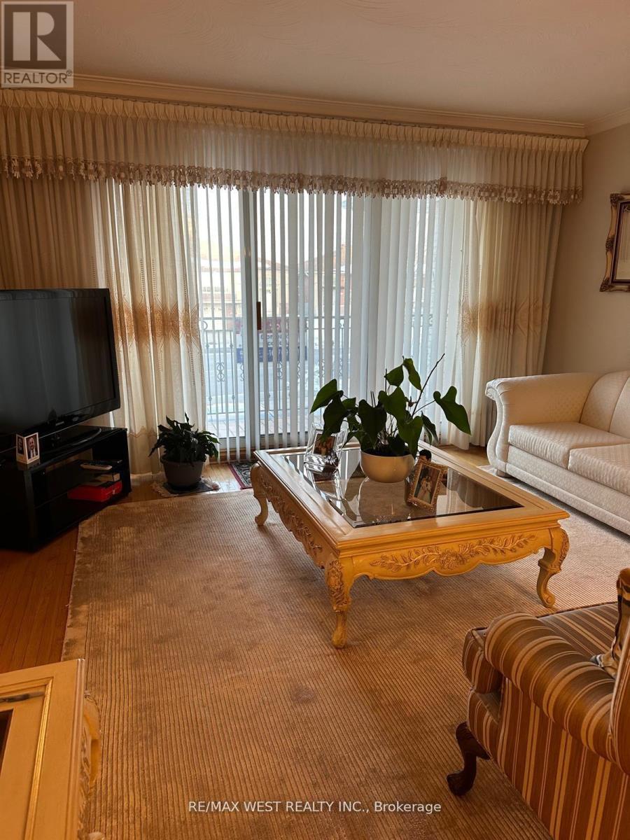 74 Elana Drive, Toronto, Ontario  M3N 2C2 - Photo 9 - W12935538