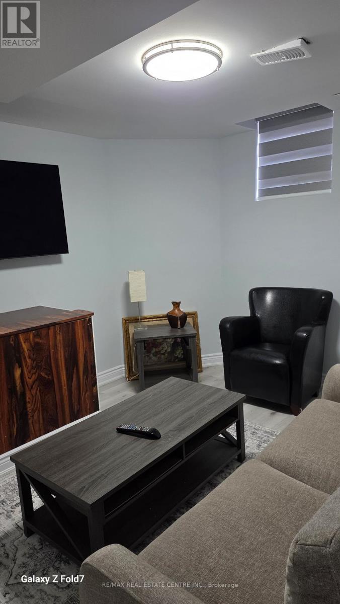 726 Dolby Crescent, Milton, Ontario  L9T 5L7 - Photo 9 - W12932710