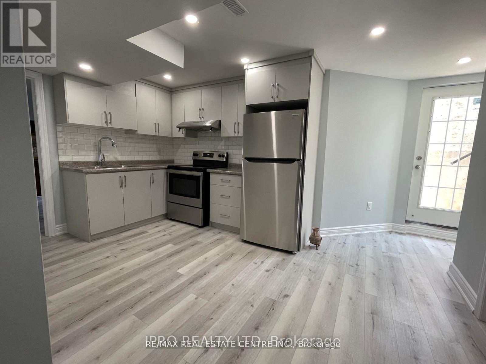 726 Dolby Crescent, Milton, Ontario  L9T 5L7 - Photo 2 - W12932710