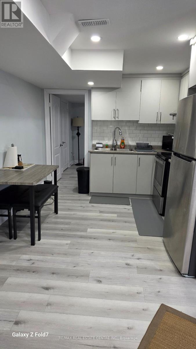 726 Dolby Crescent, Milton, Ontario  L9T 5L7 - Photo 4 - W12932710