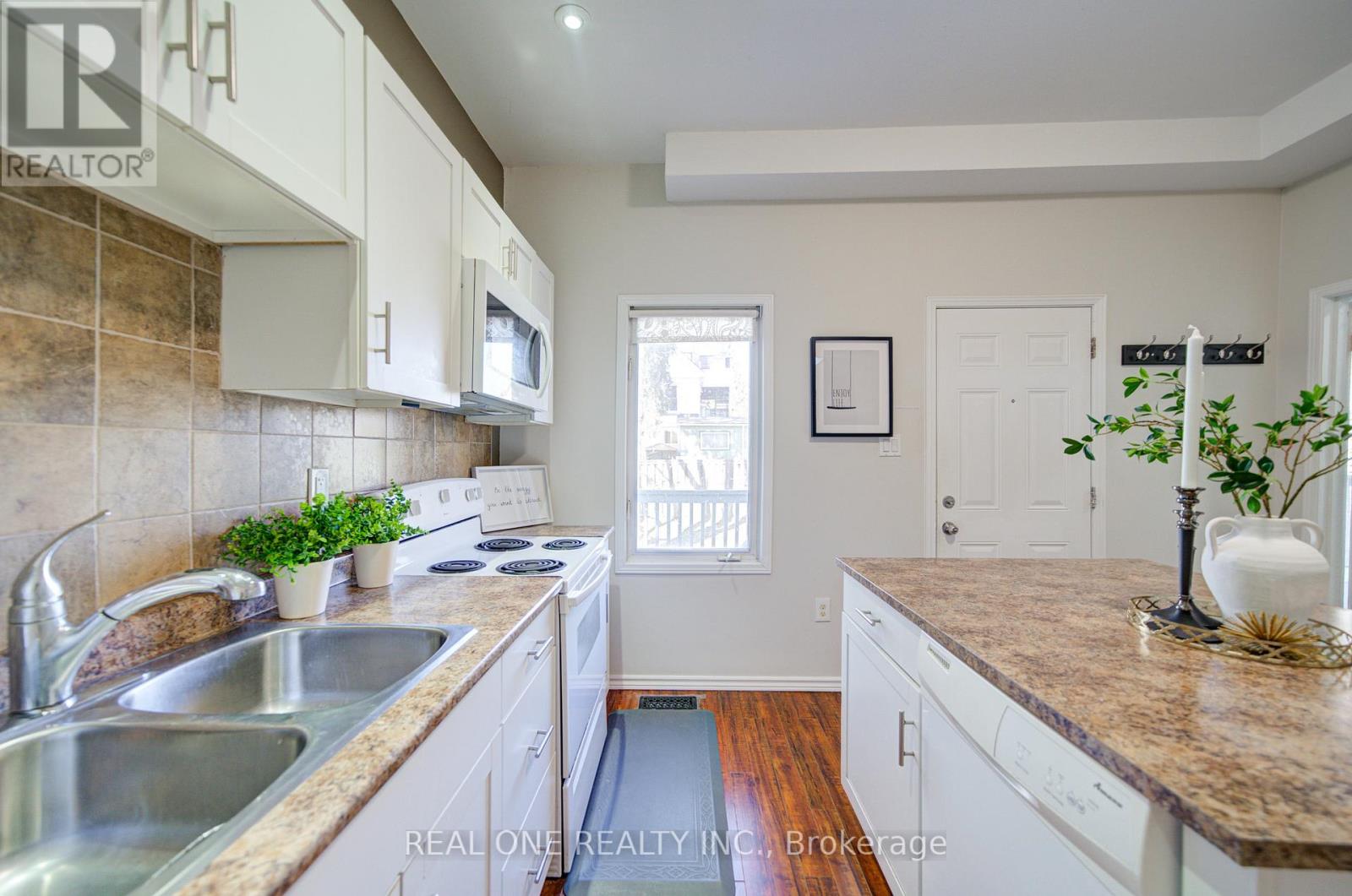 102 Royal Avenue, Hamilton, Ontario  L8S 2C6 - Photo 12 - X12935410