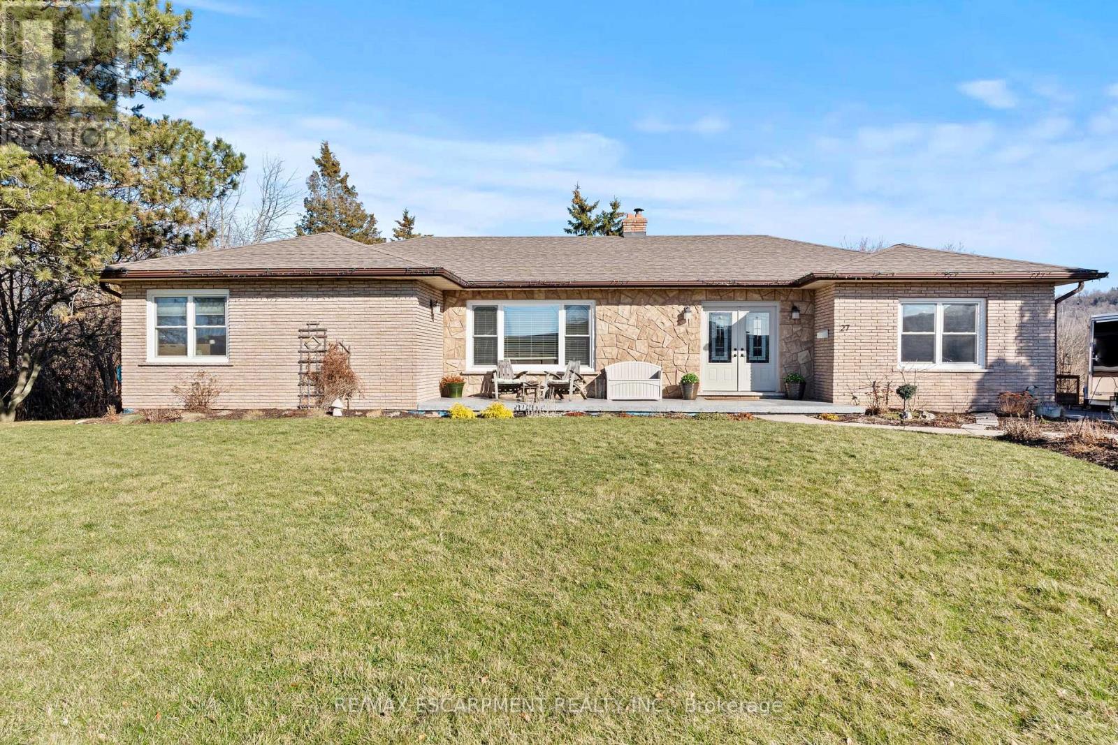 27 Cline Mountain Road S, Grimsby, Ontario  L3M 4B4 - Photo 3 - X12935422