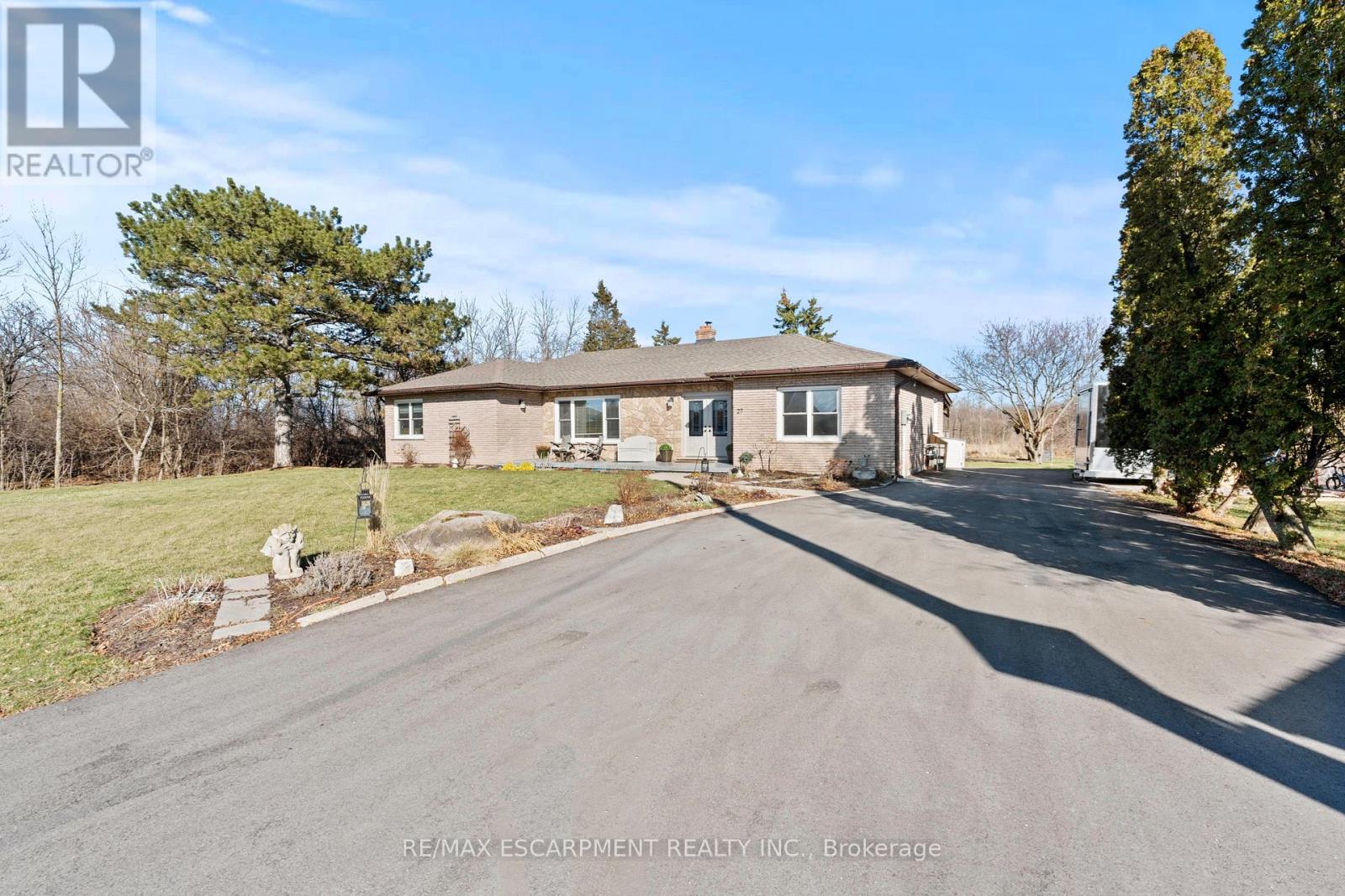 27 Cline Mountain Road S, Grimsby, Ontario  L3M 4B4 - Photo 4 - X12935422
