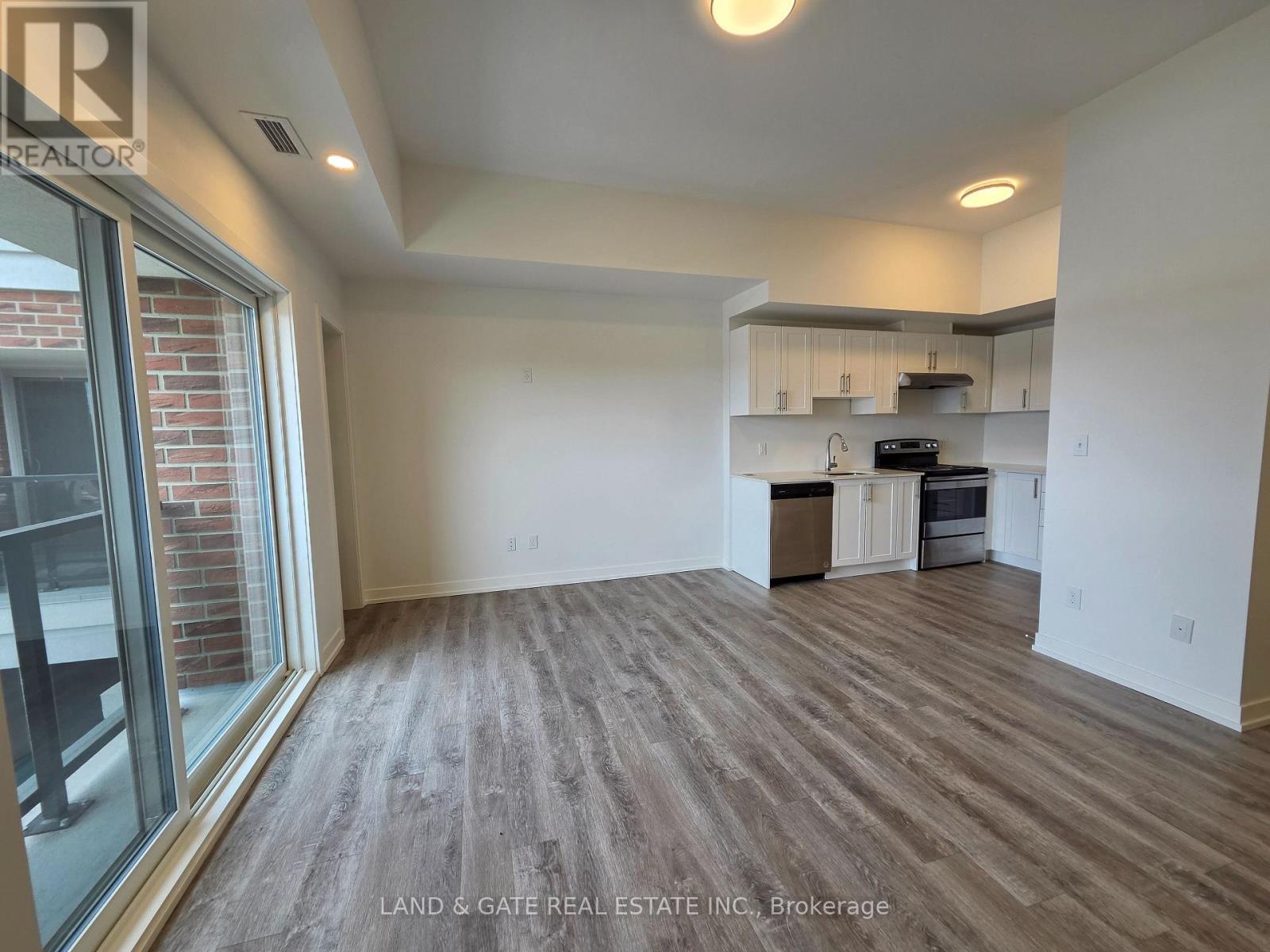 604 - 976 Simcoe Street N, Oshawa, Ontario  L1G 4W4 - Photo 3 - E12767030