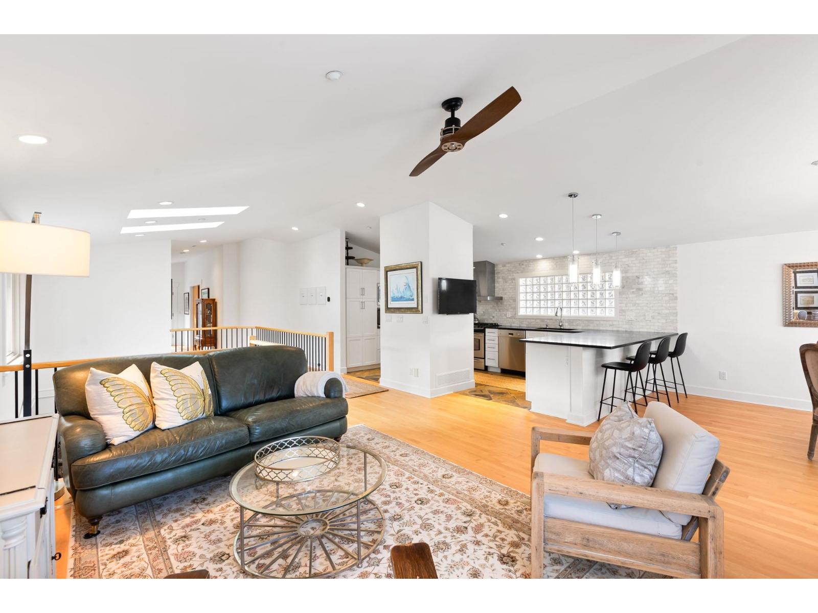 933 Maple Street, White Rock, British Columbia  V4B 4M4 - Photo 3 - R3104319