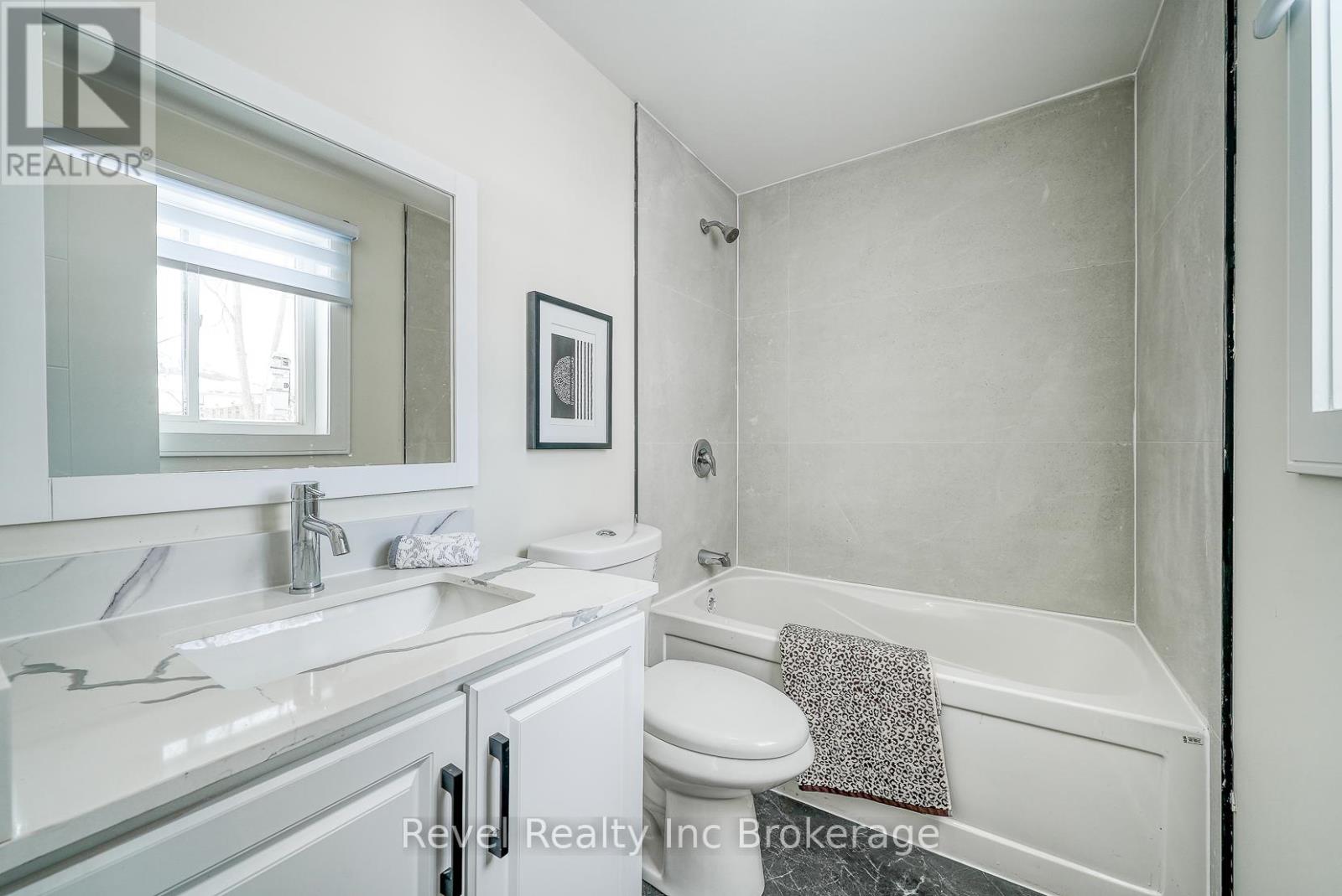 241 Charles Street W, Ingersoll, Ontario N5C 2M5 - Photo 11 - X12935592