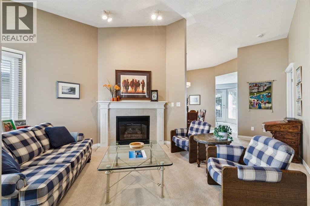 22 Confederation Villas NW, Calgary, Alberta  T2L 2K9 - Photo 3 - A2295652