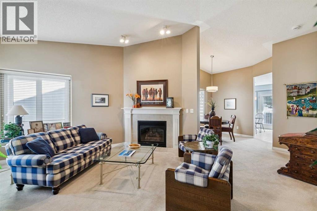 22 Confederation Villas NW, Calgary, Alberta  T2L 2K9 - Photo 4 - A2295652