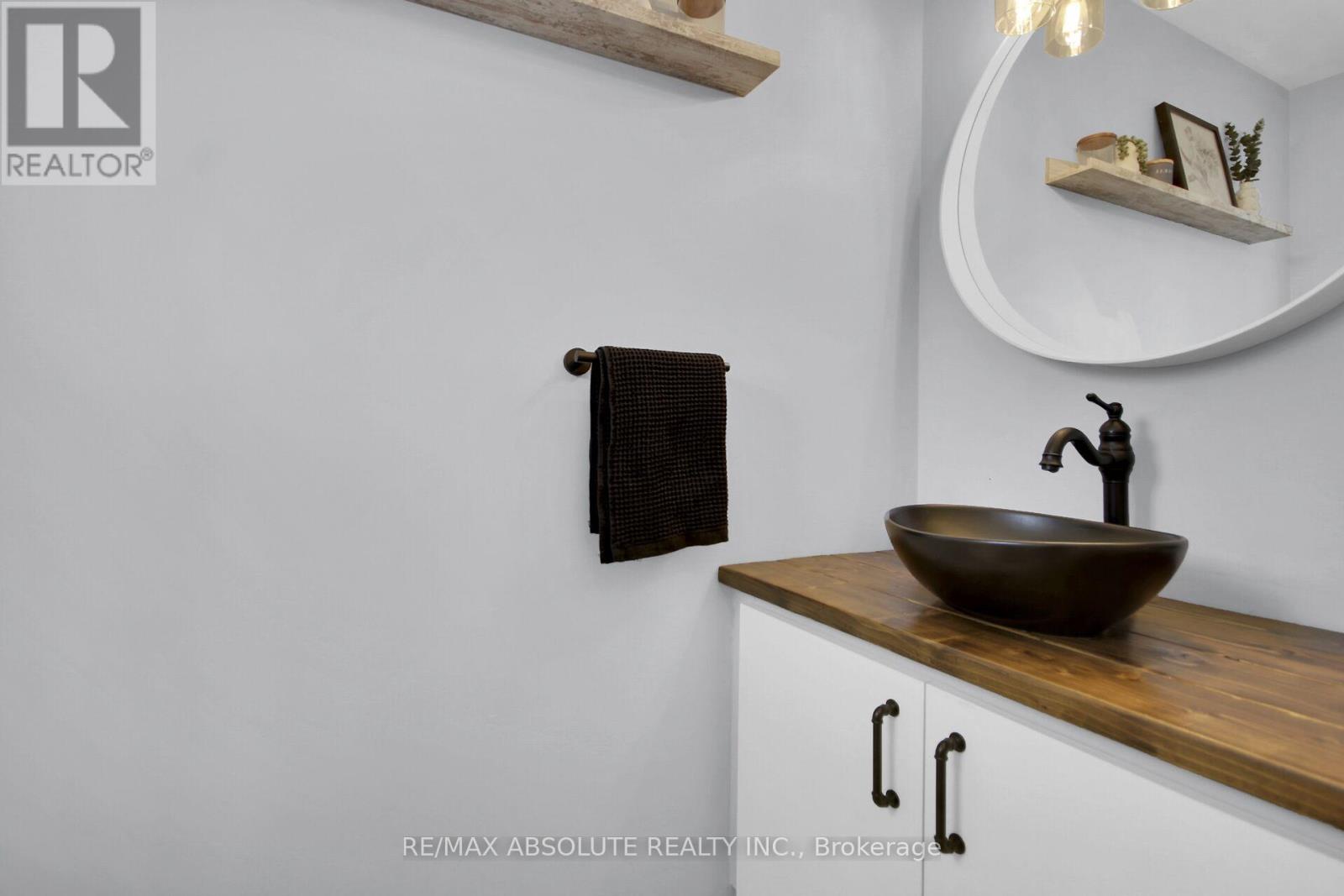 294 Turnstone Court, Ottawa, Ontario  K1E 2V2 - Photo 6 - X12935634