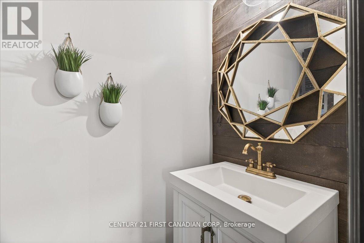 Photo 23 of 48 for 18 Colborne Street