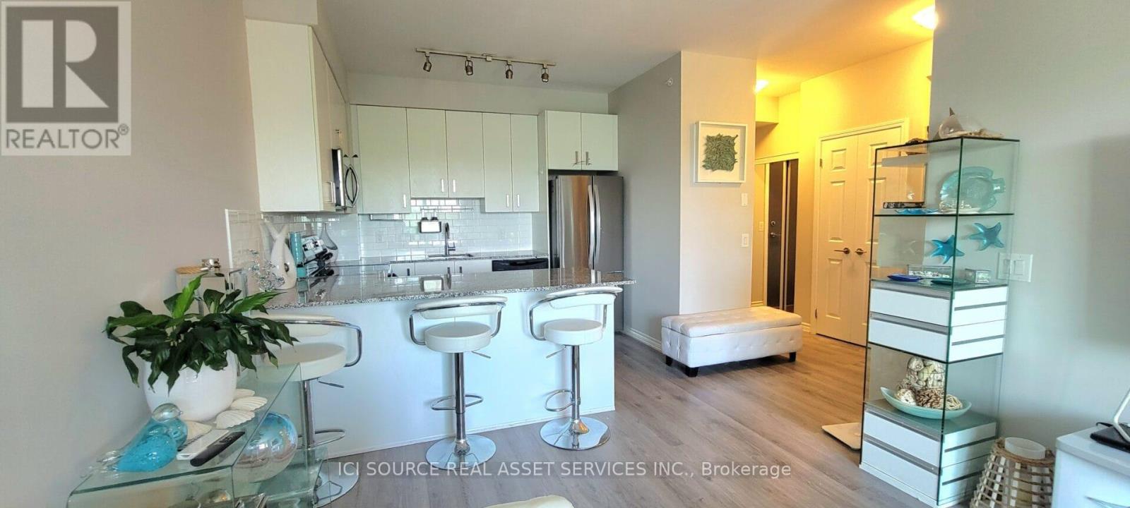 301 - 11611 Yonge Street, Richmond Hill, Ontario  L4E 1G2 - Photo 3 - N12935676