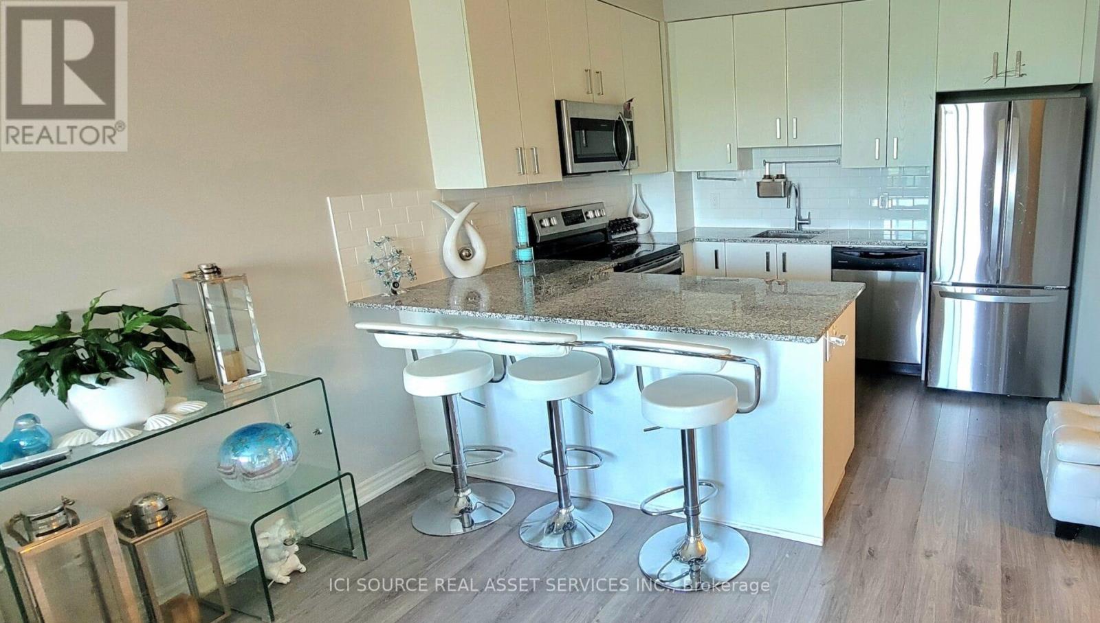 301 - 11611 Yonge Street, Richmond Hill, Ontario  L4E 1G2 - Photo 4 - N12935676