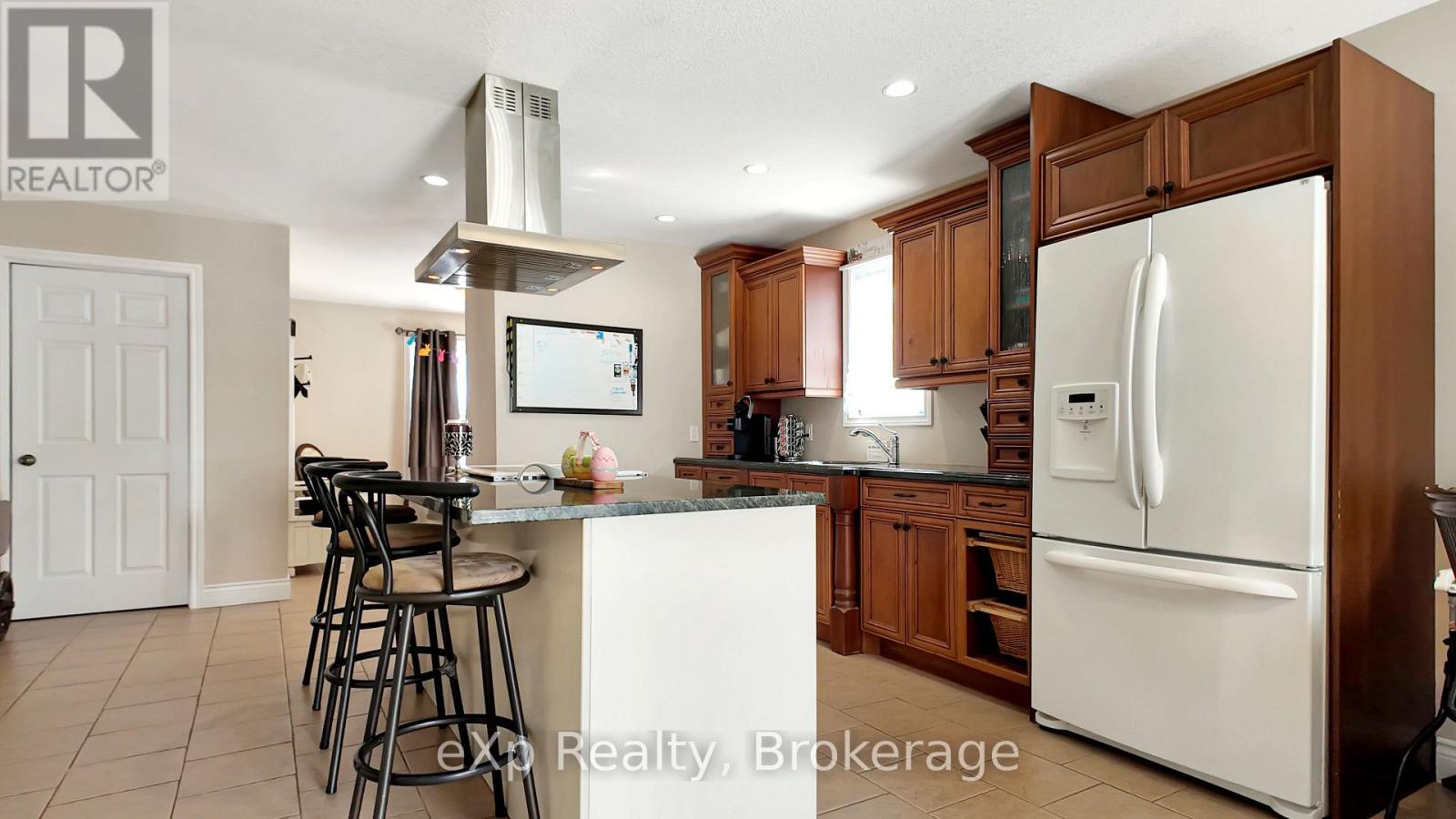 370 6th Avenue, Hanover, Ontario  N4N 2E9 - Photo 10 - X12935752