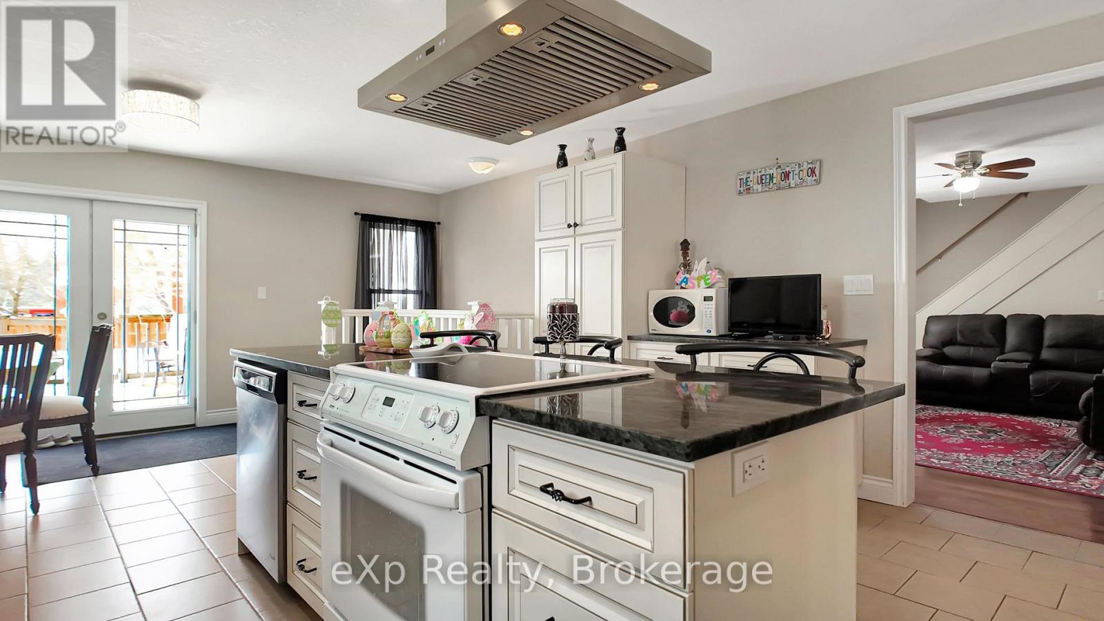 370 6th Avenue, Hanover, Ontario  N4N 2E9 - Photo 11 - X12935752