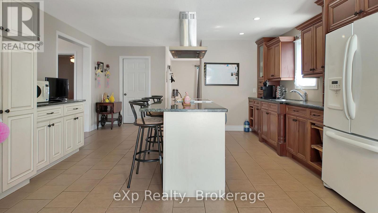 370 6th Avenue, Hanover, Ontario  N4N 2E9 - Photo 6 - X12935752