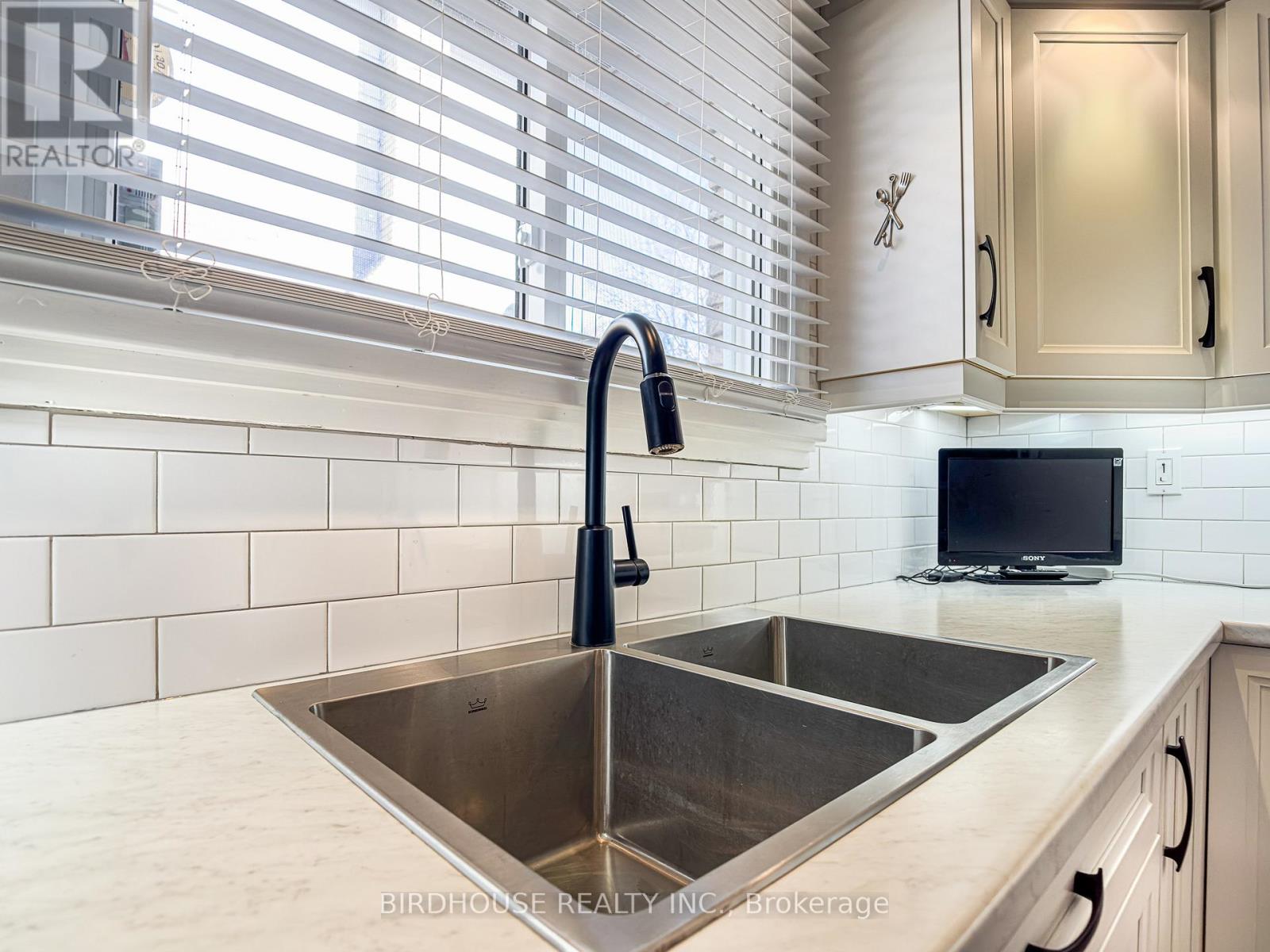 18 Mohawk Drive, Kawartha Lakes, Ontario  K9V 0J6 - Photo 12 - X12935928