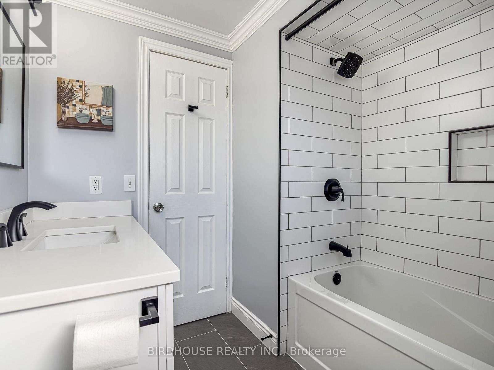 18 Mohawk Drive, Kawartha Lakes, Ontario  K9V 0J6 - Photo 16 - X12935928