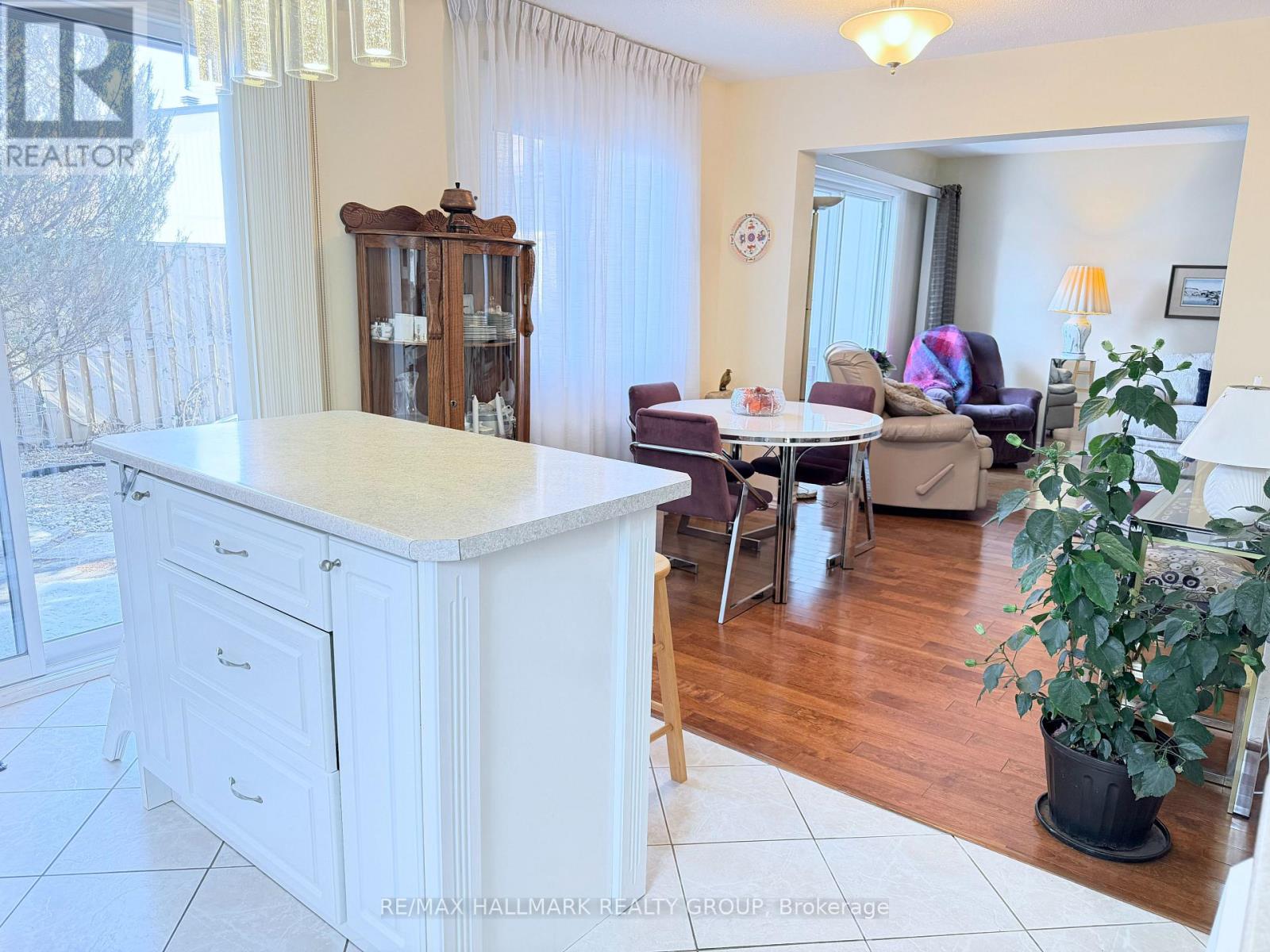 8 - 837 Eastvale Drive, Ottawa, Ontario  K1J 7T5 - Photo 10 - X12935698