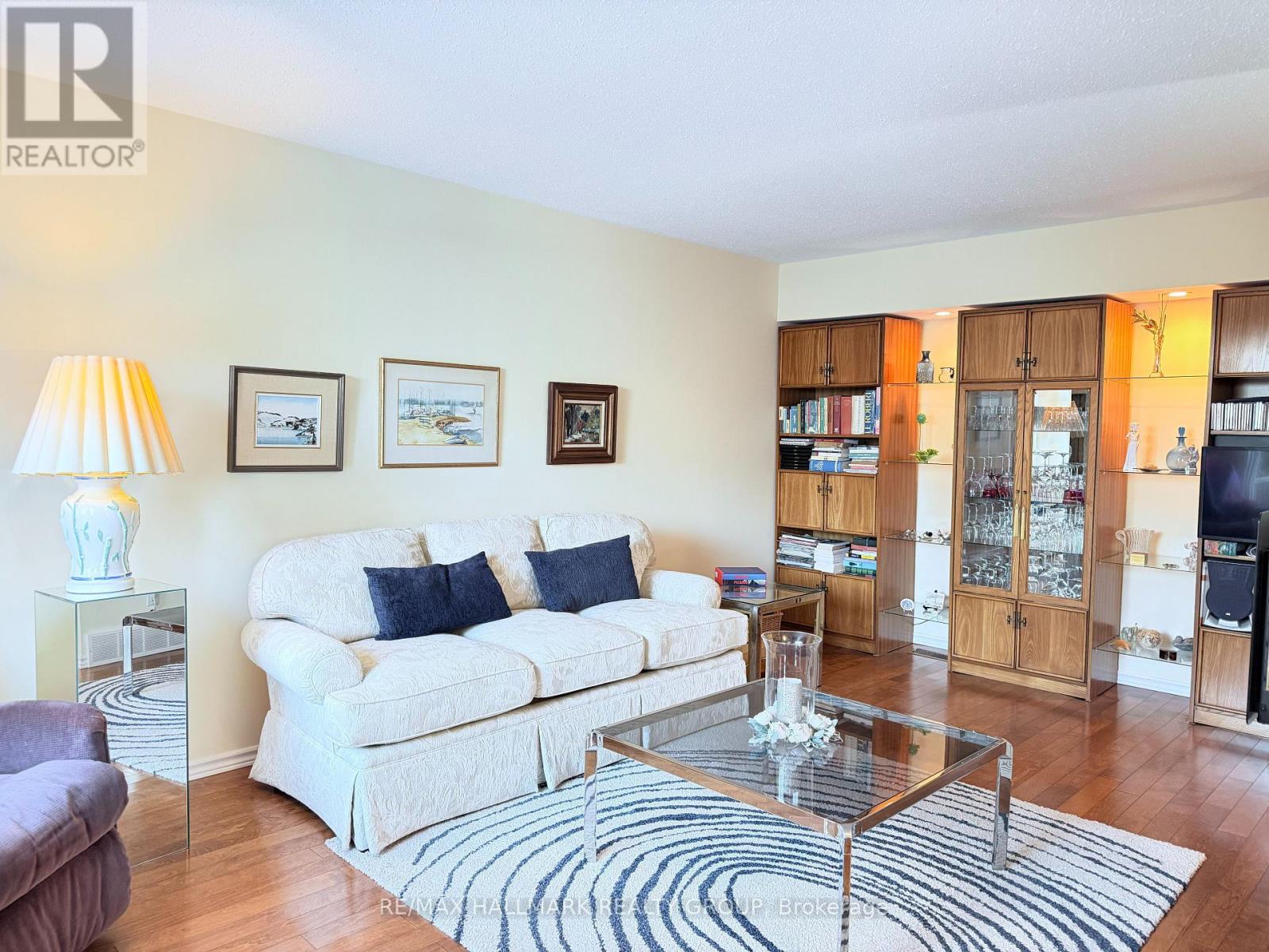 8 - 837 Eastvale Drive, Ottawa, Ontario  K1J 7T5 - Photo 3 - X12935698