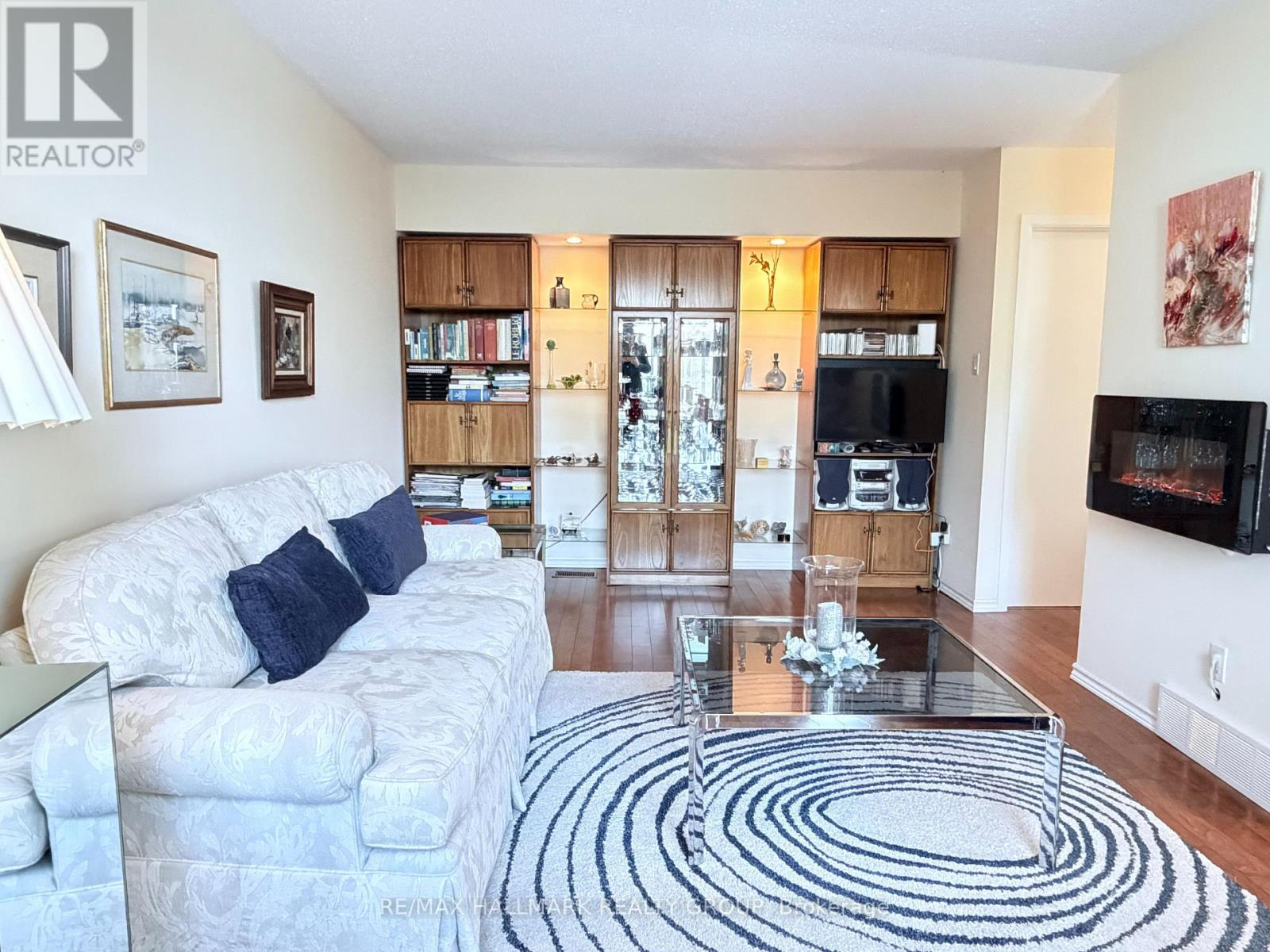 8 - 837 Eastvale Drive, Ottawa, Ontario  K1J 7T5 - Photo 4 - X12935698