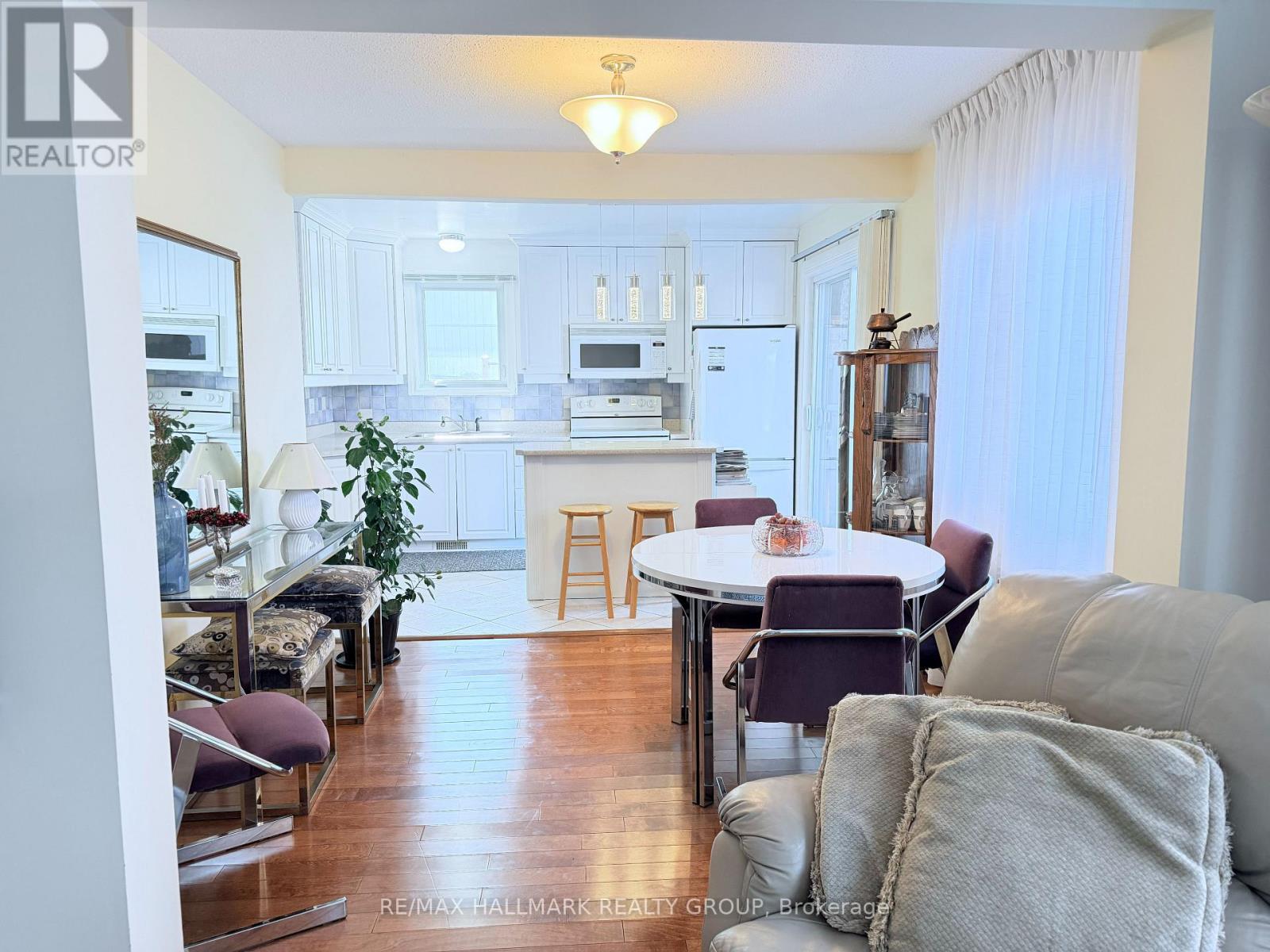 8 - 837 Eastvale Drive, Ottawa, Ontario  K1J 7T5 - Photo 6 - X12935698