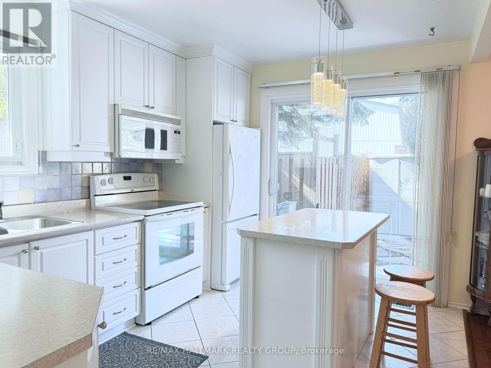 8 - 837 Eastvale Drive, Ottawa, Ontario  K1J 7T5 - Photo 8 - X12935698