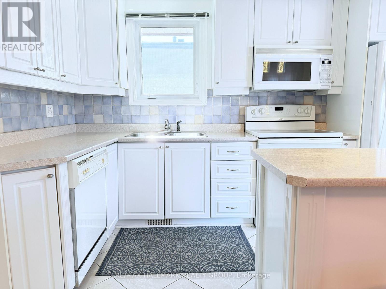 8 - 837 Eastvale Drive, Ottawa, Ontario  K1J 7T5 - Photo 9 - X12935698