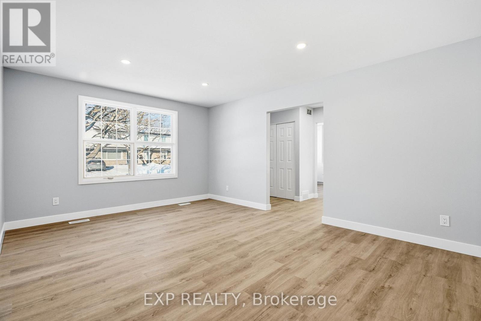 2158 Fillmore Crescent, Ottawa, Ontario  K1J 6A4 - Photo 6 - X12935712