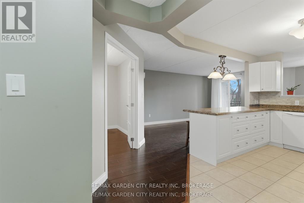 230 - 4658 Drummond Road, Niagara Falls, Ontario  L2E 7E1 - Photo 3 - X12935844