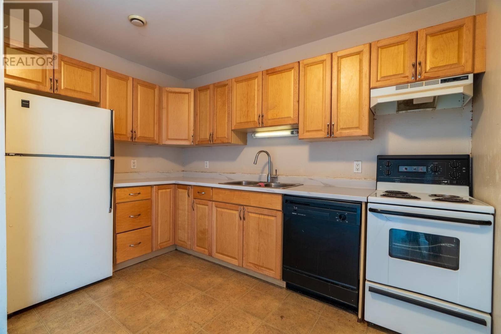 202 11 Browns Court, Charlottetown, Prince Edward Island  C1A 9H3 - Photo 3 - 202605823