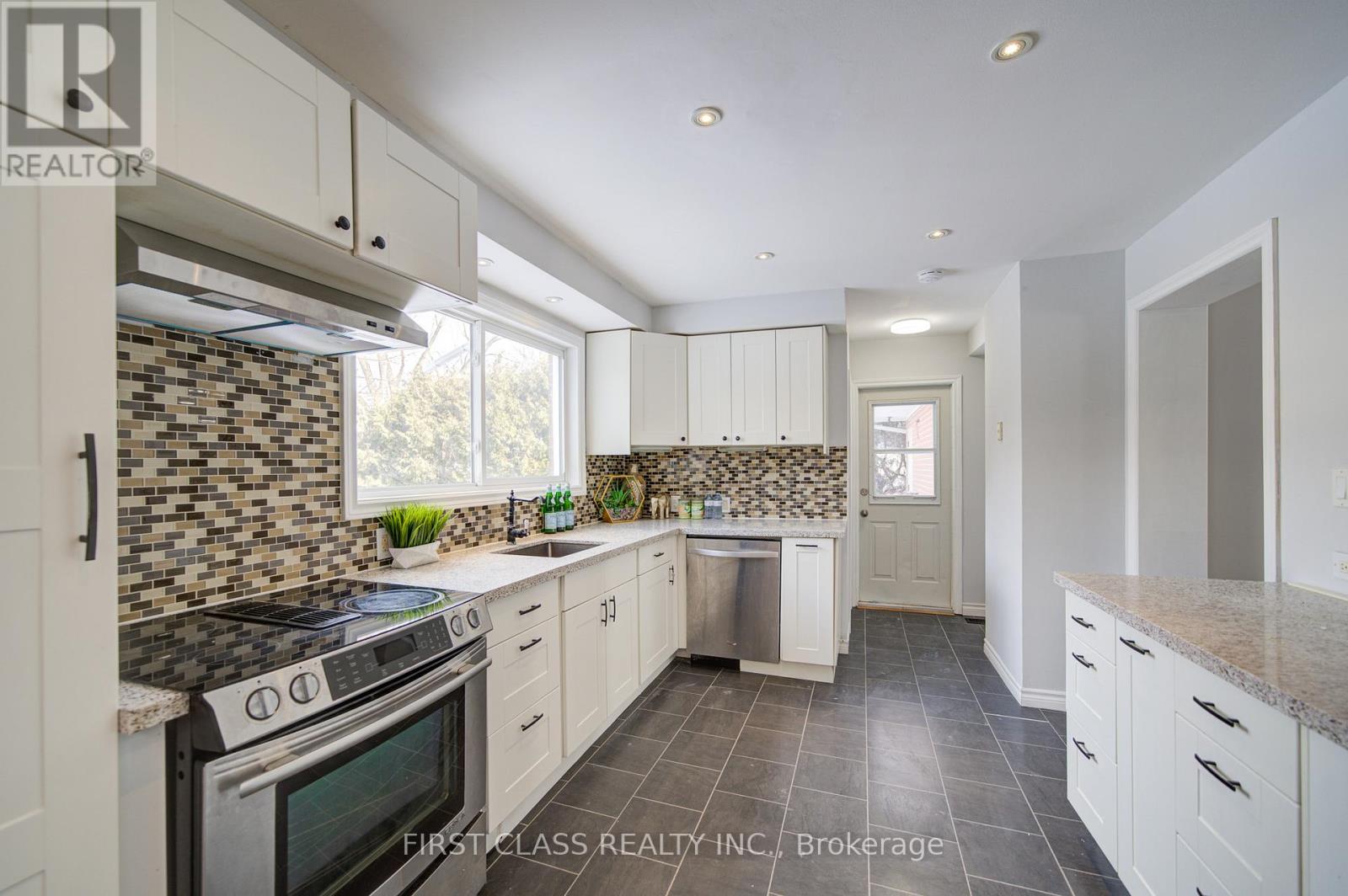 126 Sherwood Forest Drive, Markham, Ontario  L3P 1R1 - Photo 11 - N12935736