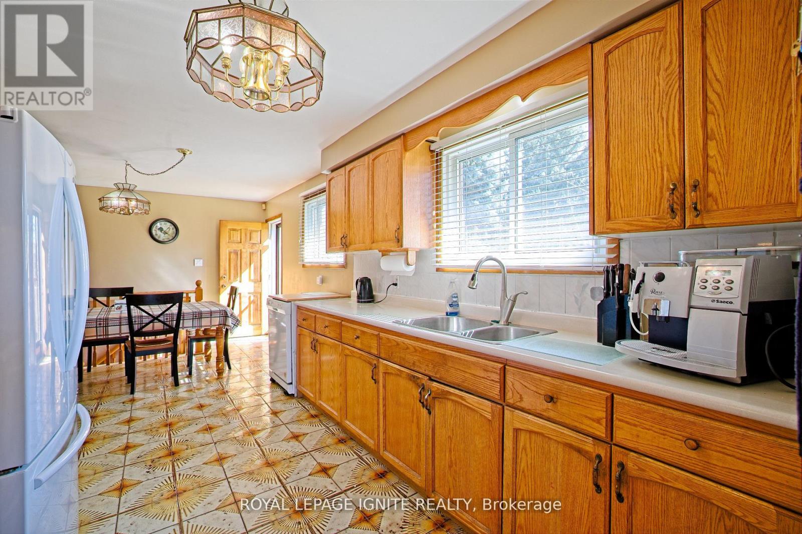 3350 Lehigh Crescent W, Mississauga, Ontario  L4T 1W8 - Photo 5 - W12935942