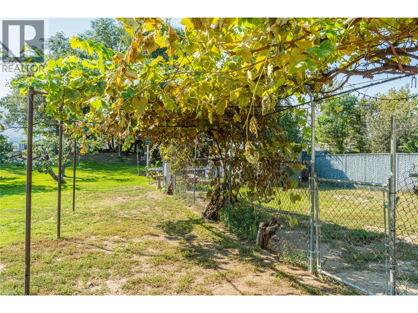 2215 Barbara Avenue, Kamloops, British Columbia  V2B 4J4 - Photo 49 - 10361839