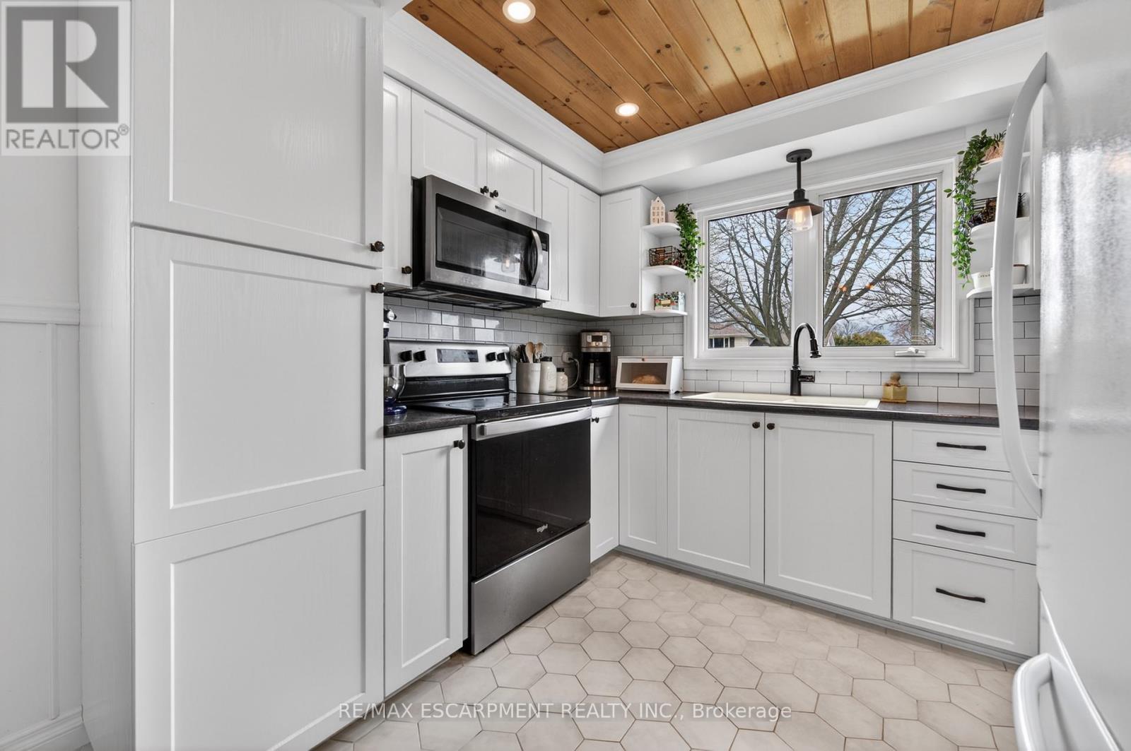 51 Elgar Avenue, Hamilton, Ontario  L9C 4E3 - Photo 9 - X12935940