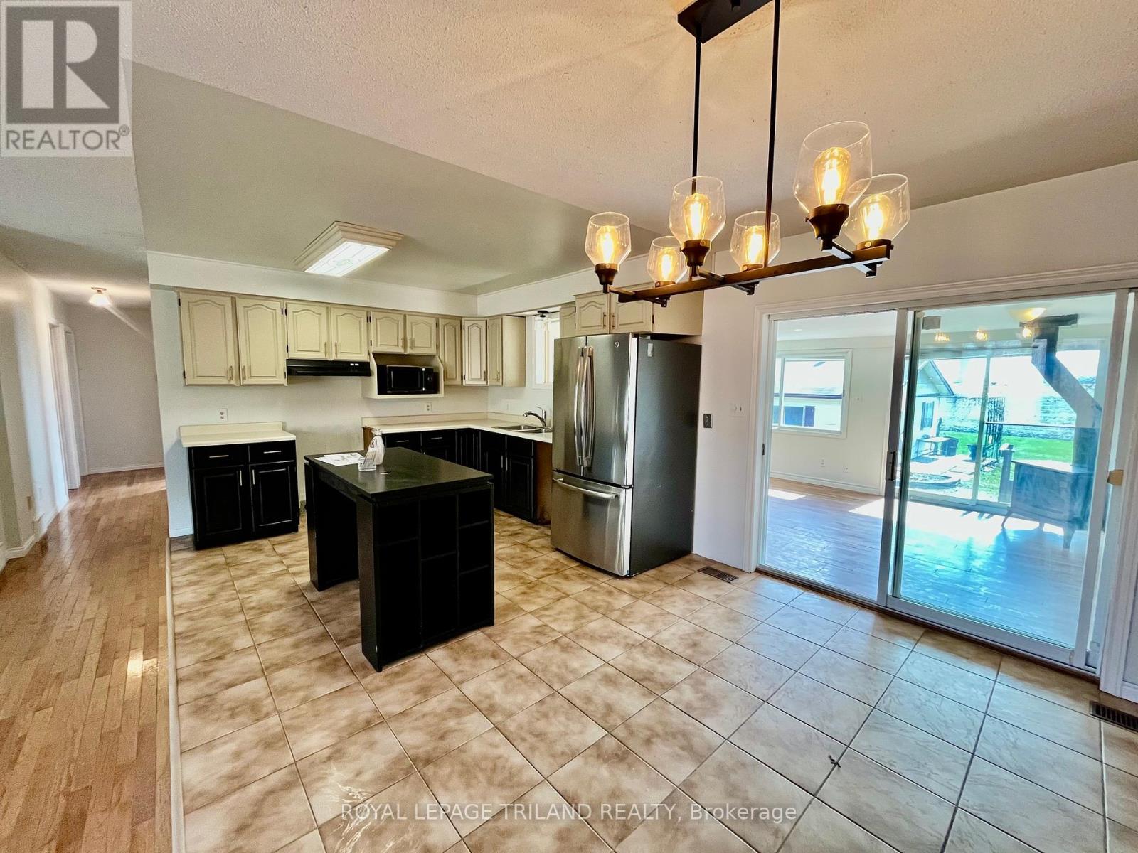 191 South Street, Southwest Middlesex, Ontario  N0L 1M0 - Photo 10 - X12776518