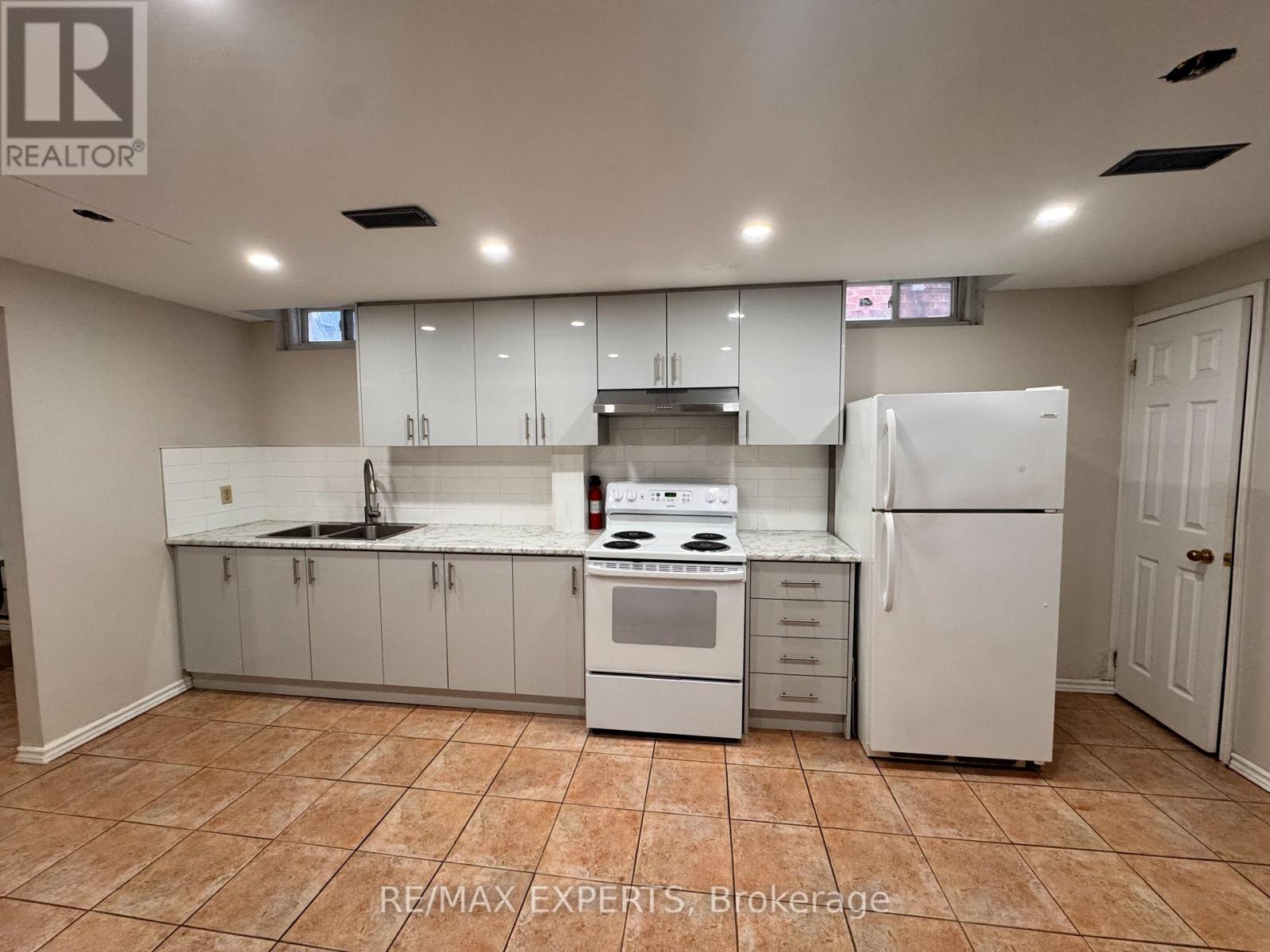 93 Tall Grass Trail, Vaughan, Ontario  L4L 3J3 - Photo 5 - N12935960