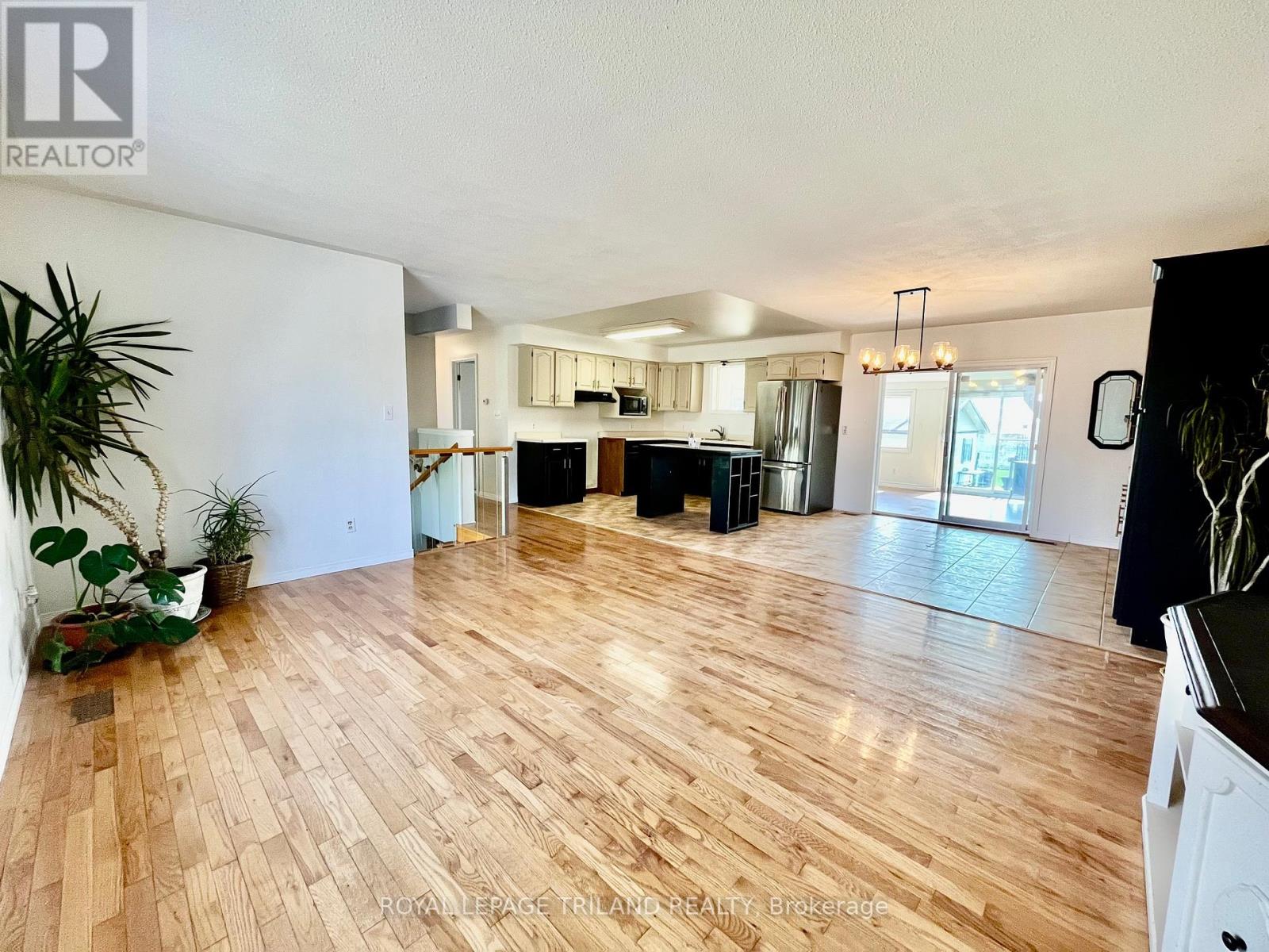 191 South Street, Southwest Middlesex, Ontario  N0L 1M0 - Photo 5 - X12776518