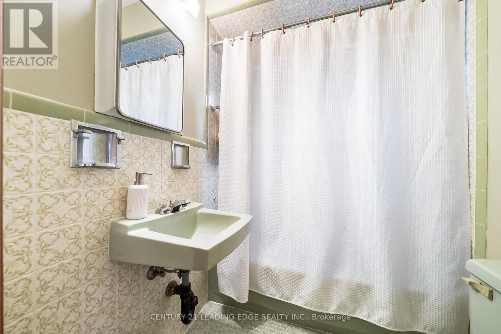 1050 Alexandra Avenue, Mississauga, Ontario  L5E 1Z8 - Photo 35 - W12930872